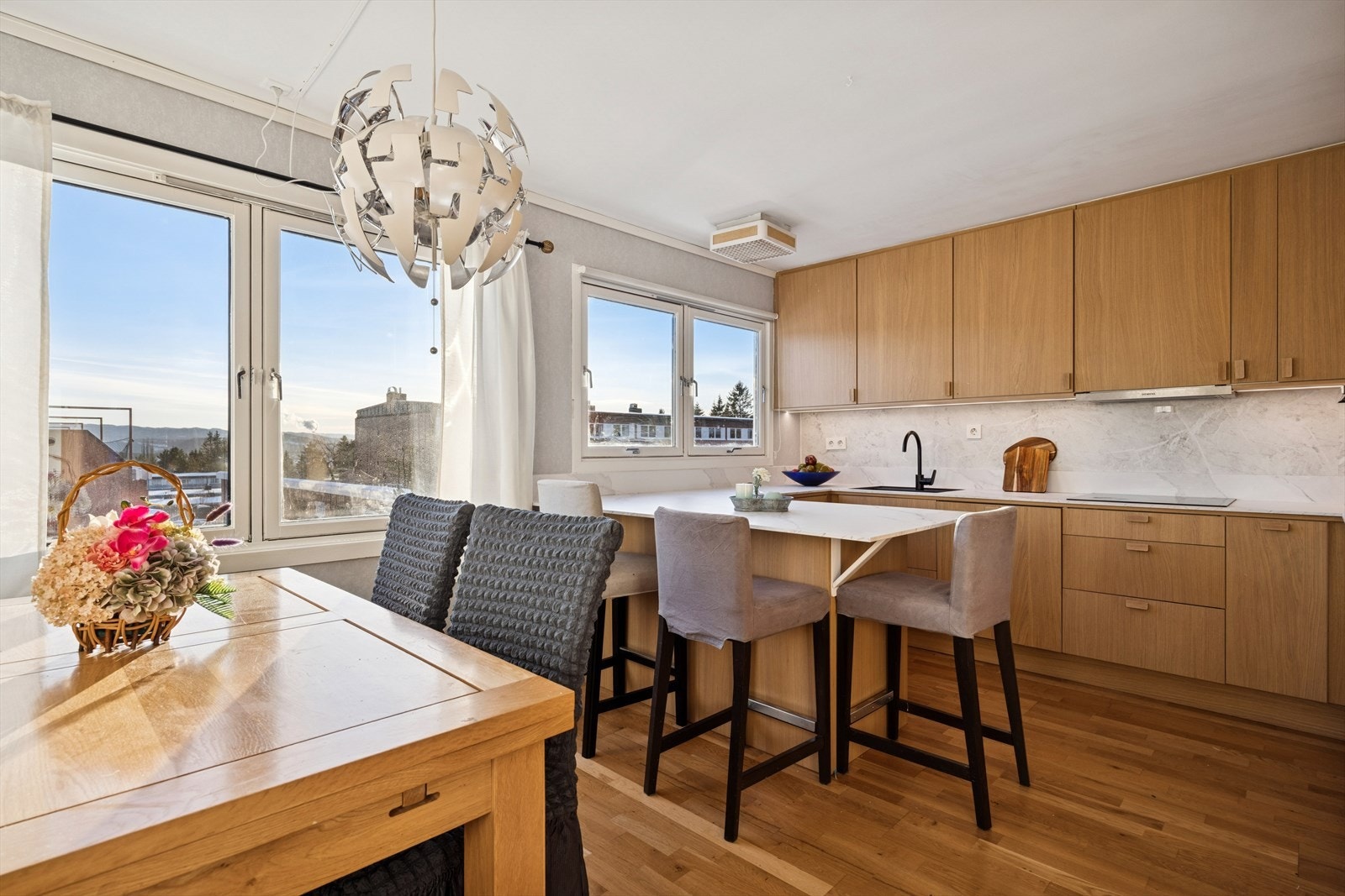 Kjøkkenet ligger praktisk plassert i et hjørne for seg selv med delvis åpen løsning mot stue. Galleribilde