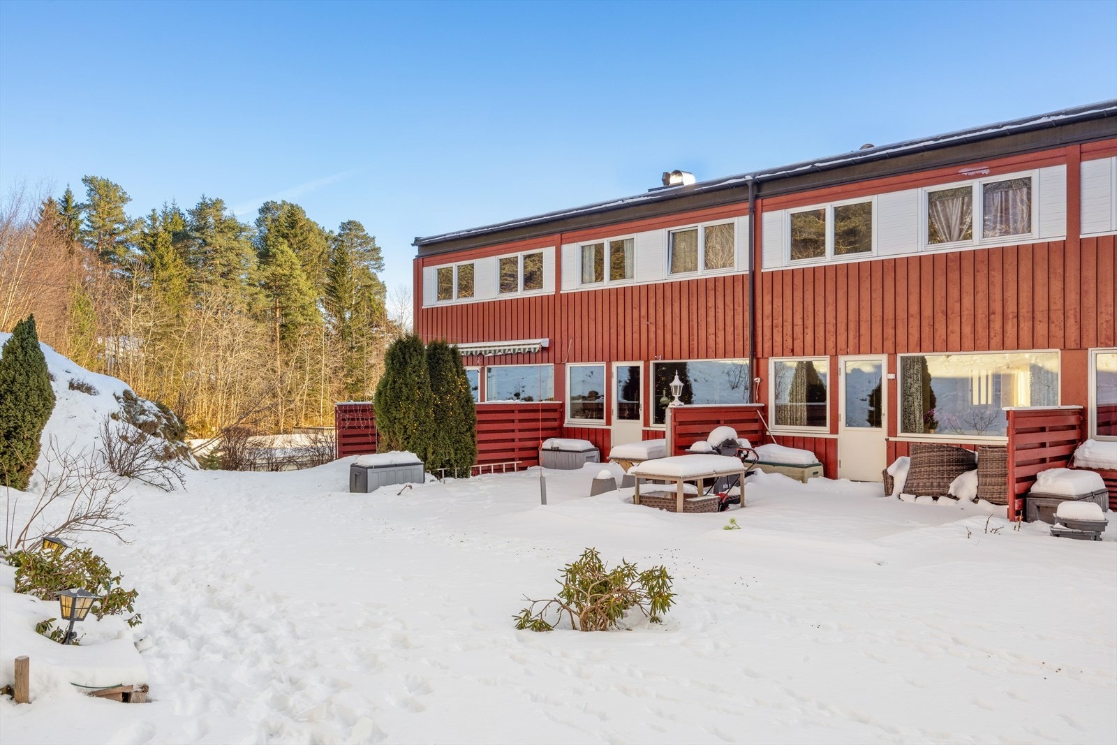 Boligen har en meget god intern beliggenhet innerst i feltet med vestvendt uteplass mot friområde. Galleribilde