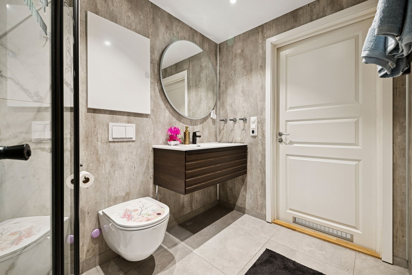 Badet er utstyrt med servantskap, god skapplass, vegghengt toalett og dusjhjørne. Galleribilde