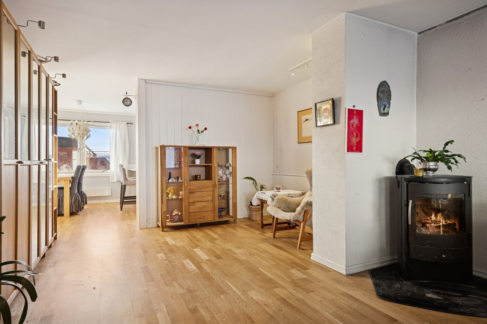 Boligen oppvarmes av vedovn i stue og kjellerstue, samt elektrisitet. Galleribilde