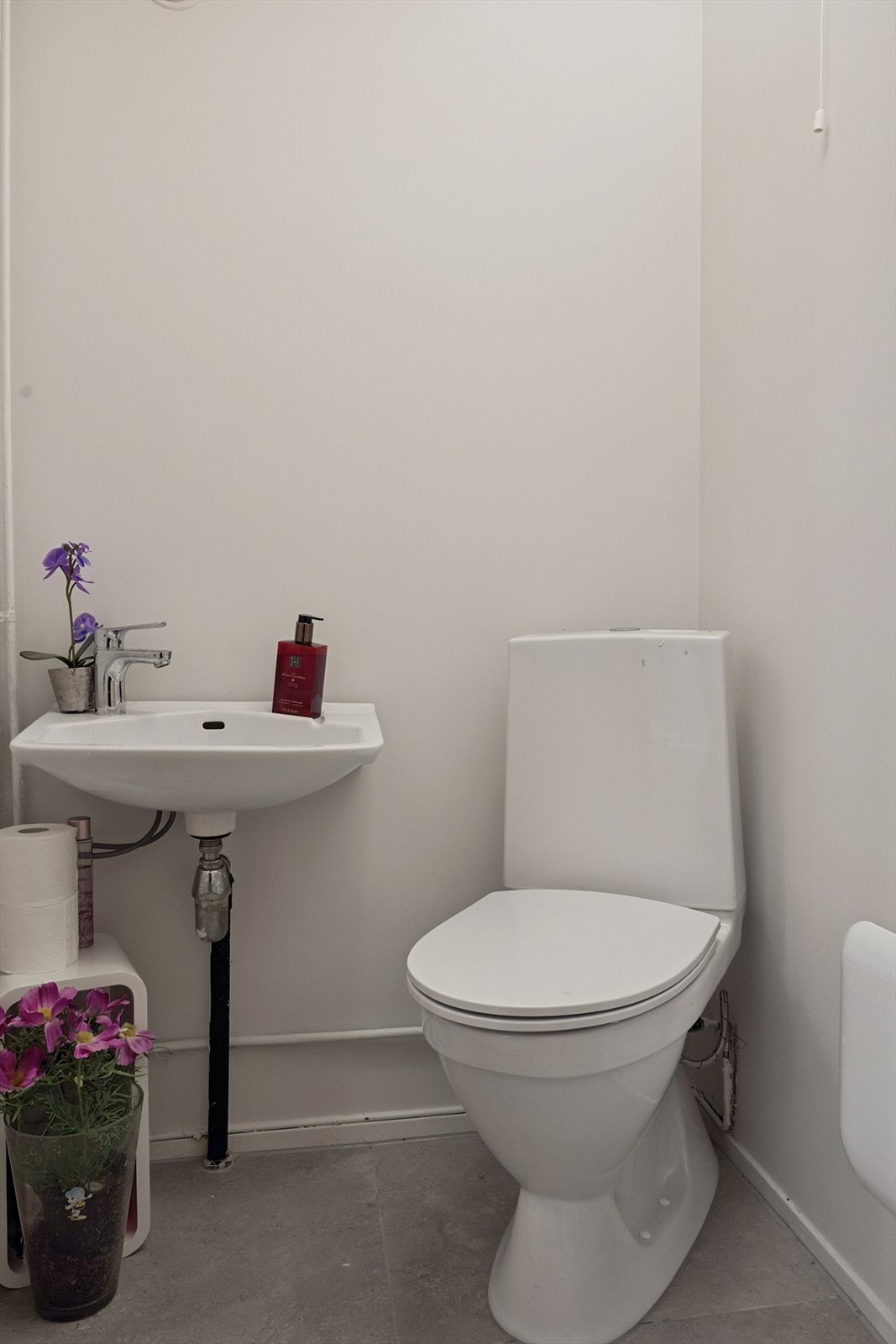 Praktisk ekstra toalettrom i 1. etasje i tilknytning til entré. Galleribilde