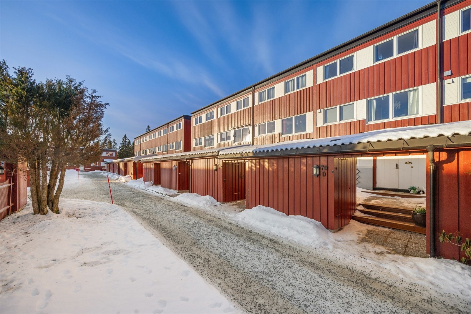 Inngangspartiet har en romslig platting og utvendig bod med god lagringsplass. Galleribilde