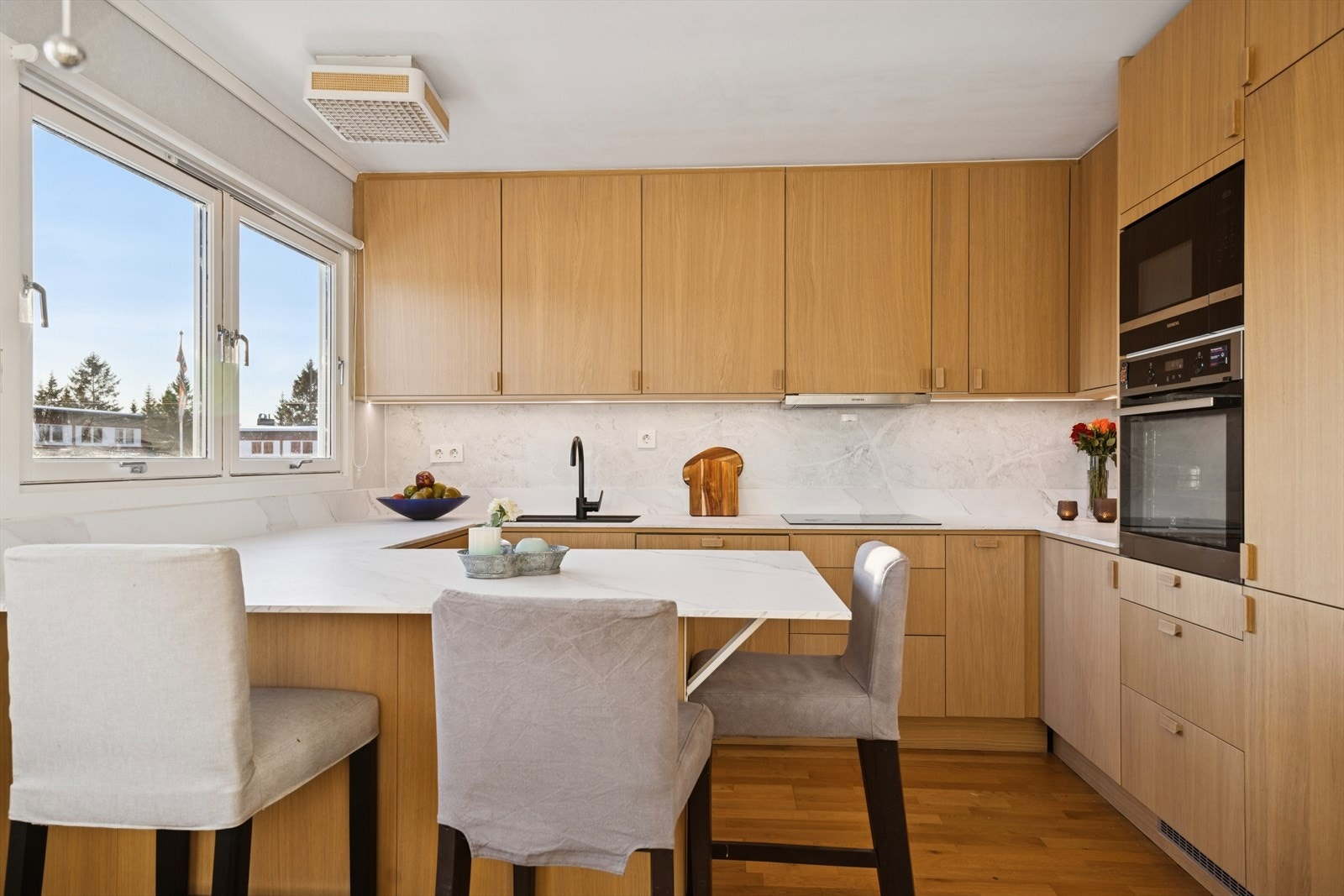 Meget pent kjøkken oppgradert over 2 runder i 2019 og 2025. Galleribilde