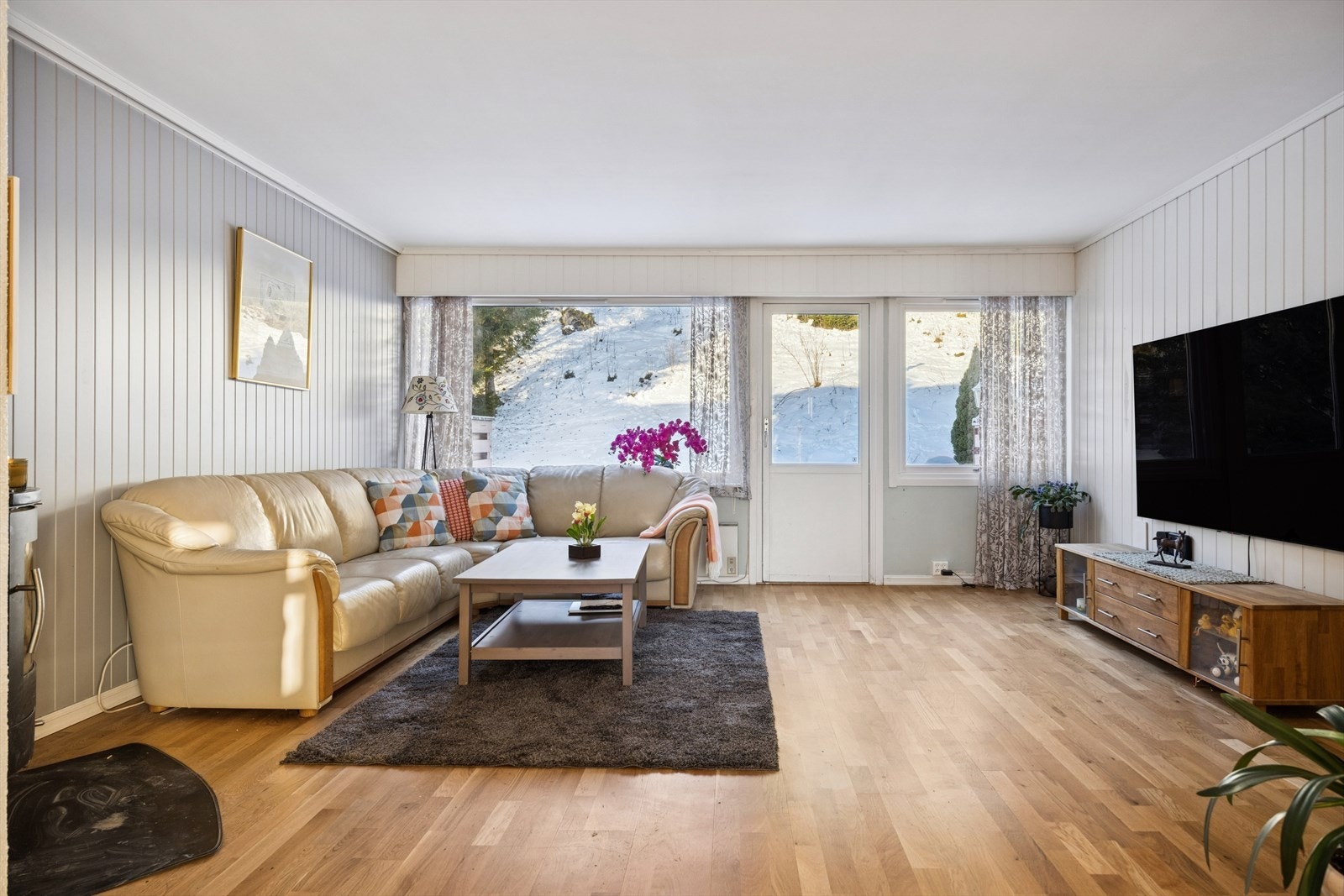 Store vindusflater gir godt med naturlig lysinnslipp. Galleribilde