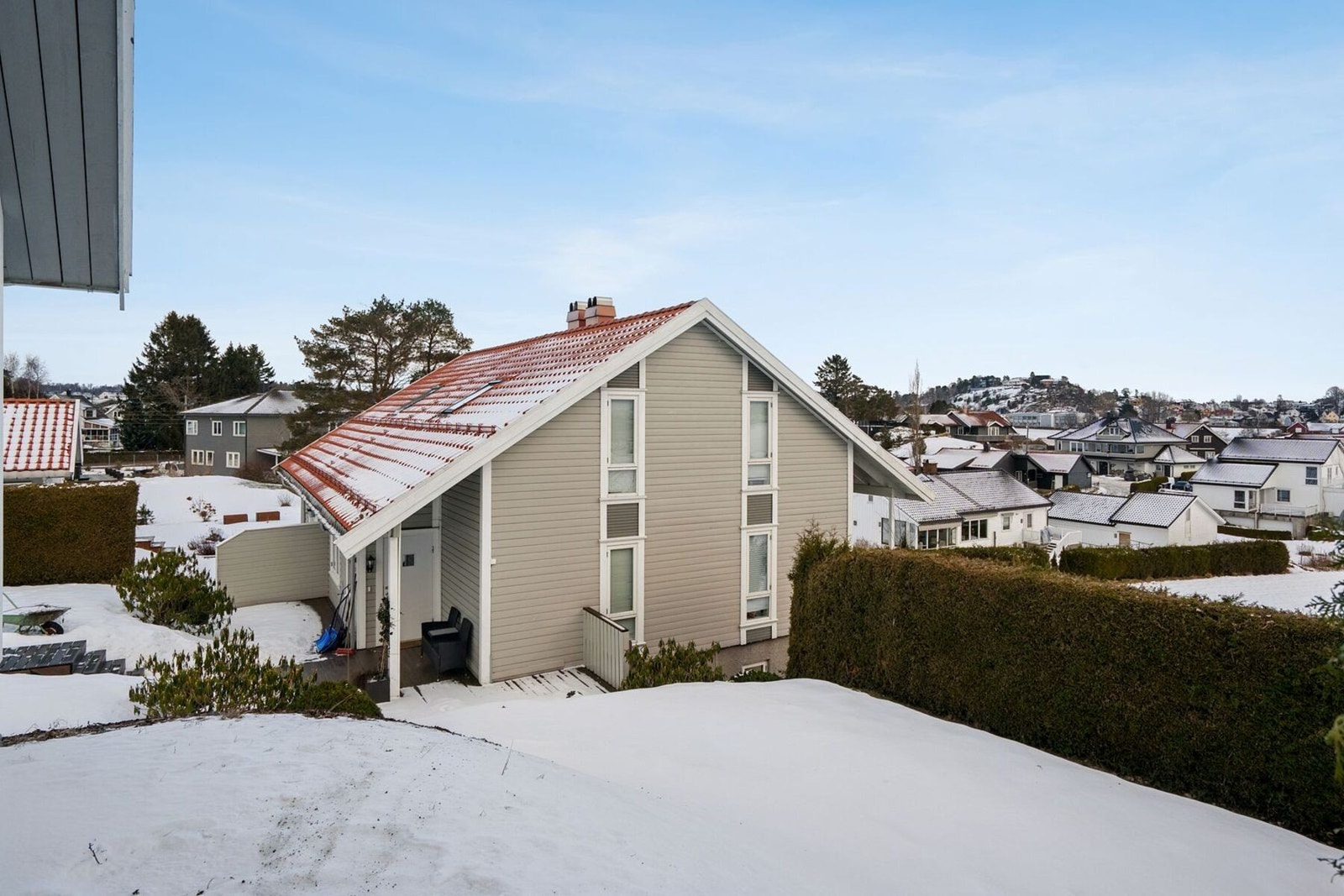 Leiligheten disponerer utearealer på plen og terrasse Galleribilde