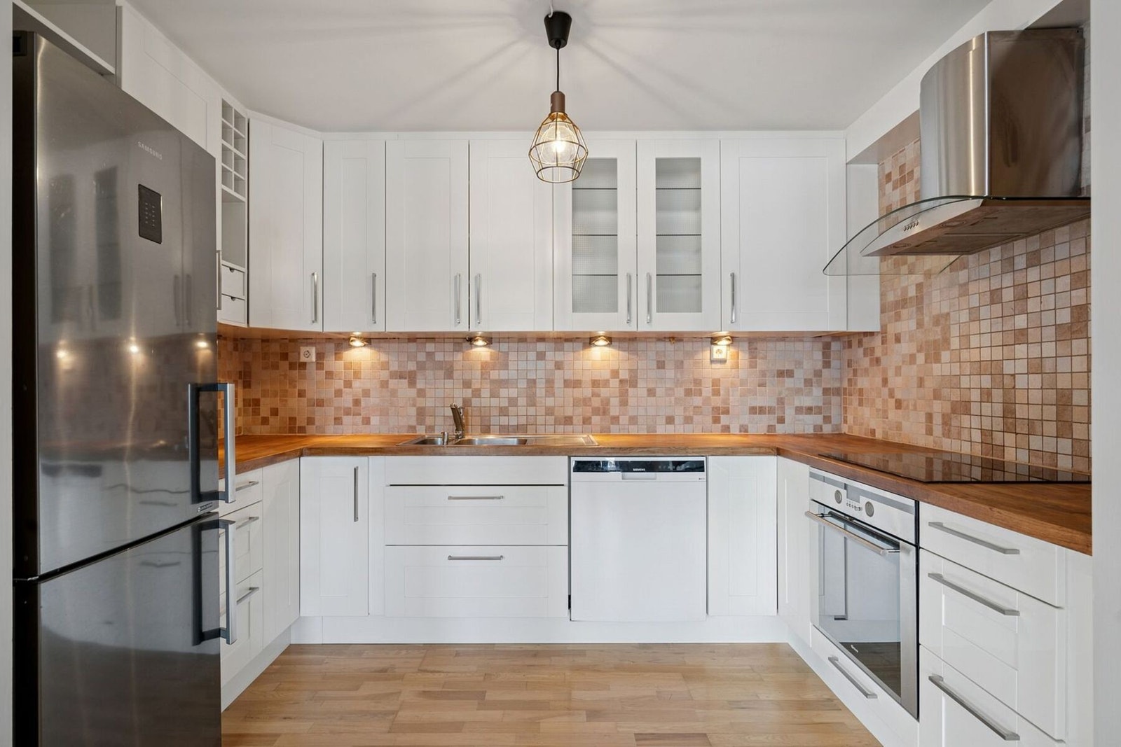 Lyst og delikat kjøkken med benkeplate av heltre Galleribilde