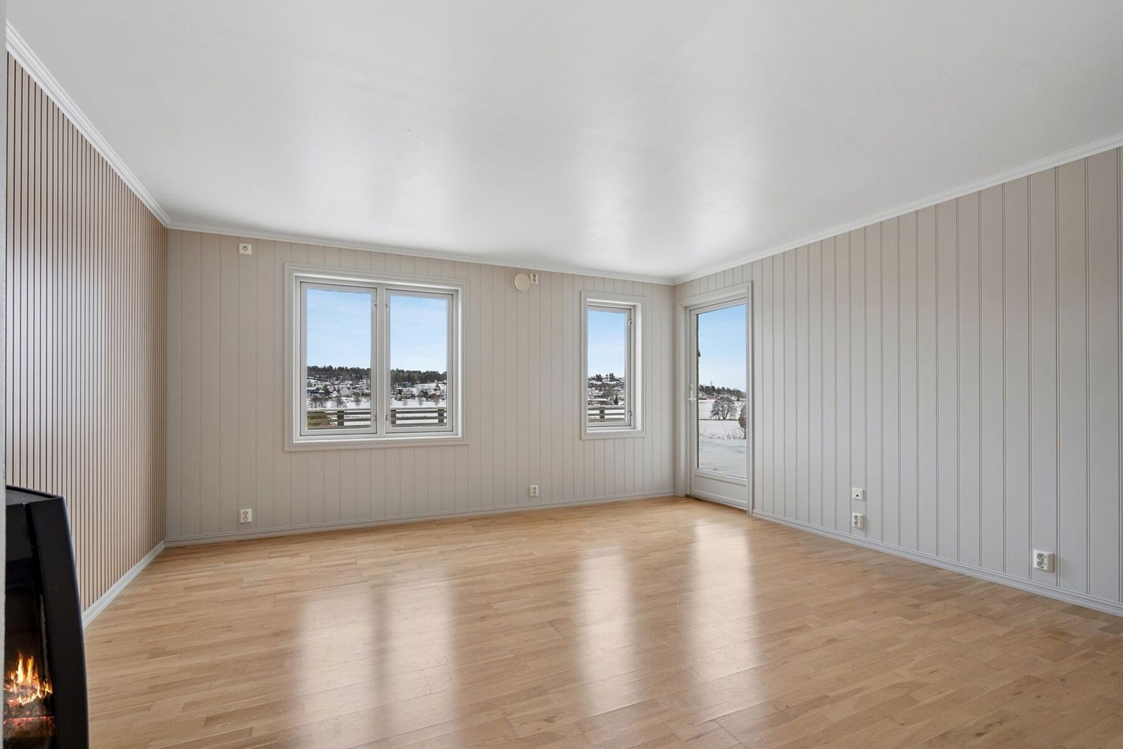 Åpen og lys stue med vedfyrt peis- rikelig med naturlig lysinnslipp Galleribilde