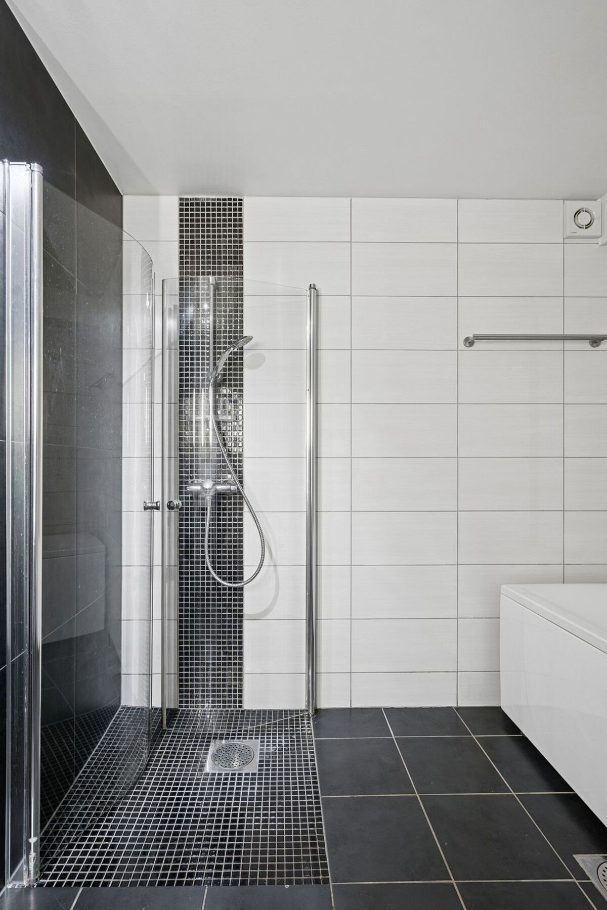 Her har du både dusjhjørne og badekar Galleribilde