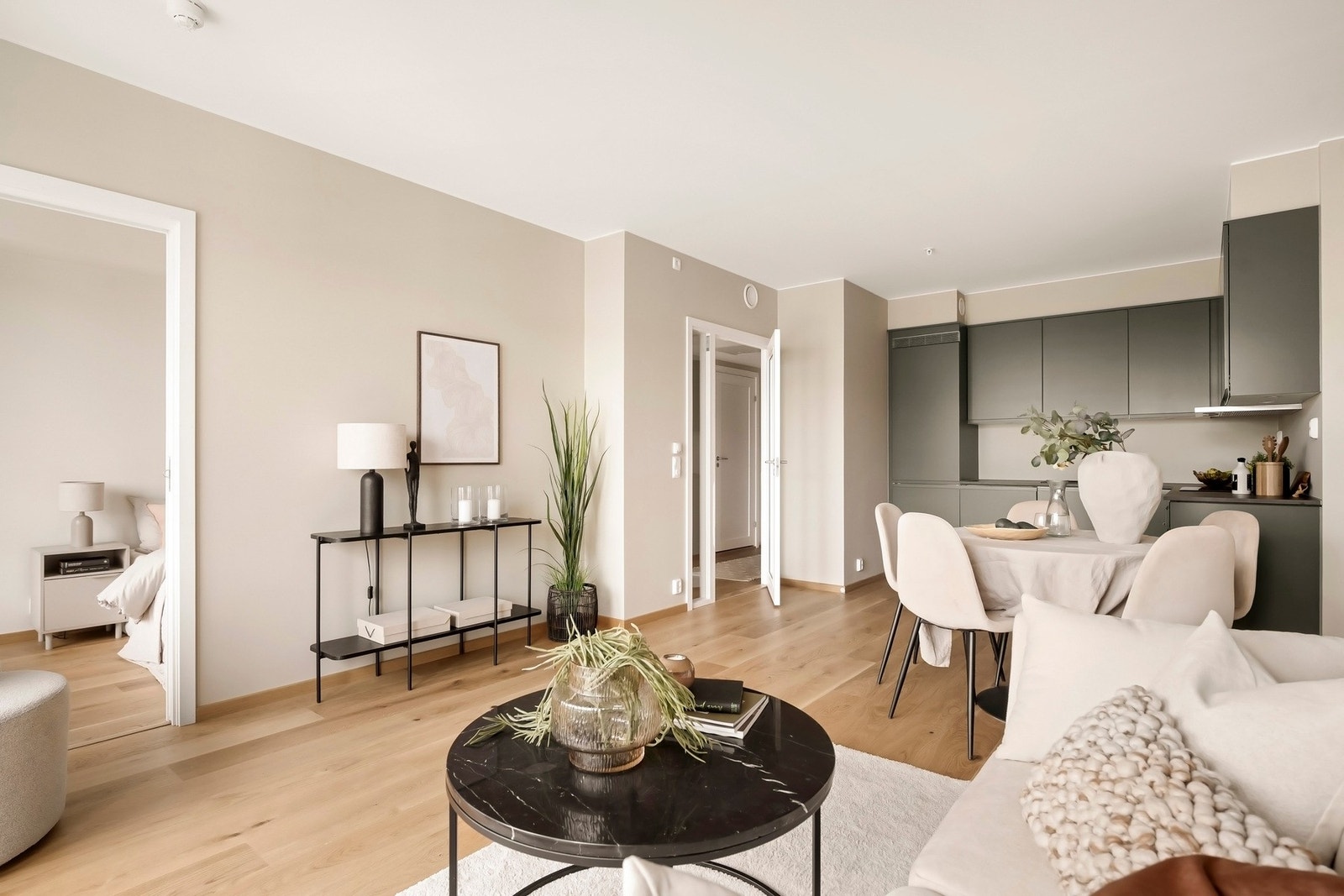 Stuen har plass til sofagruppe, spisestue og oppbevaringsmøbler. Galleribilde