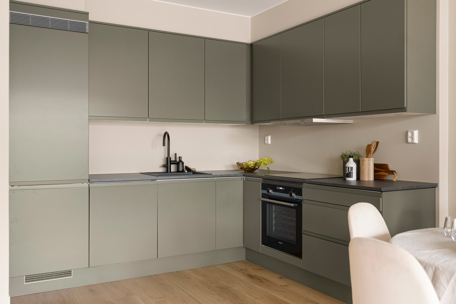 Det lekre kjøkkenet har moderne grønne fronter. Innredningen er fra Sigdal og hvitevarene er fra Siemens. Galleribilde