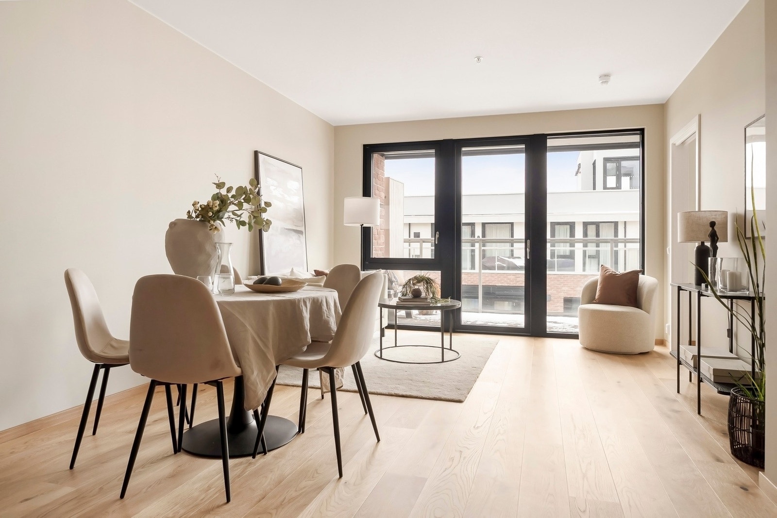 Stue/spisestue er samlet i et åpent og luftig rom med store vindusflater og god takhøyde Galleribilde