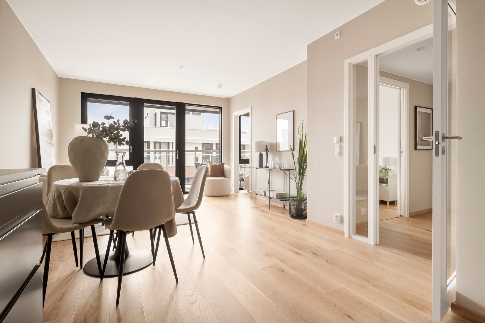 Leiligheten har gjennomgående 1-stavs parkettgulv med vannbåren varme. Galleribilde