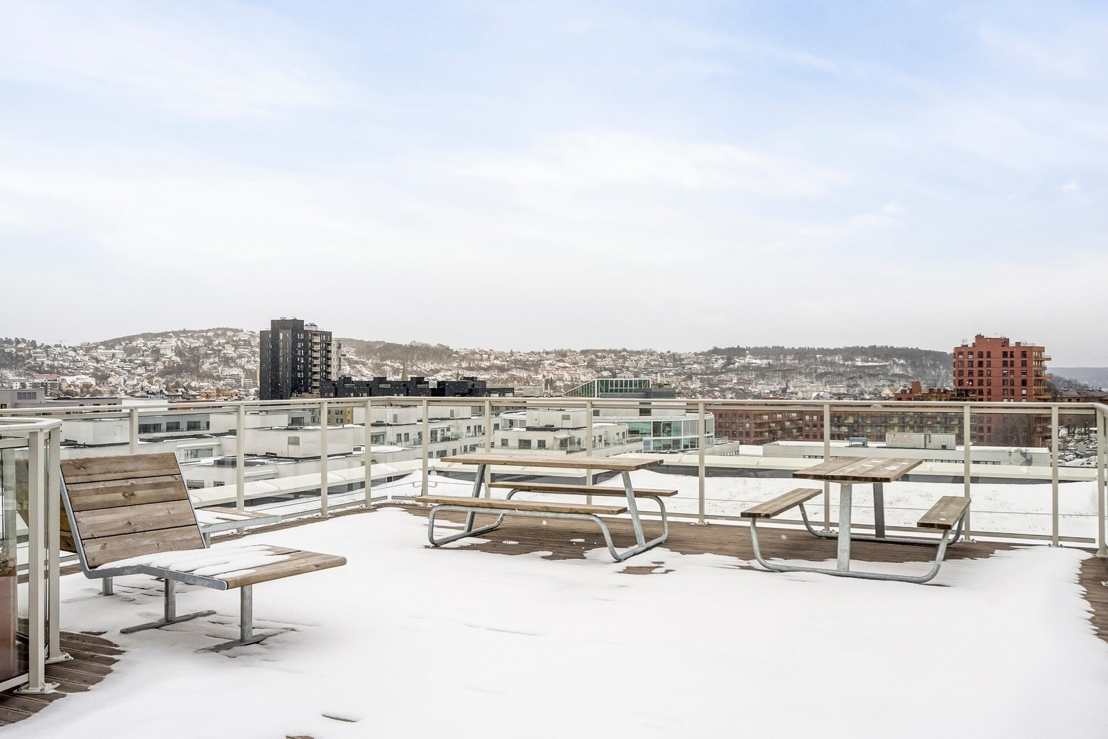 På toppen av bygget er det en felles takterrasse med gode solforhold og flott utsikt. Galleribilde