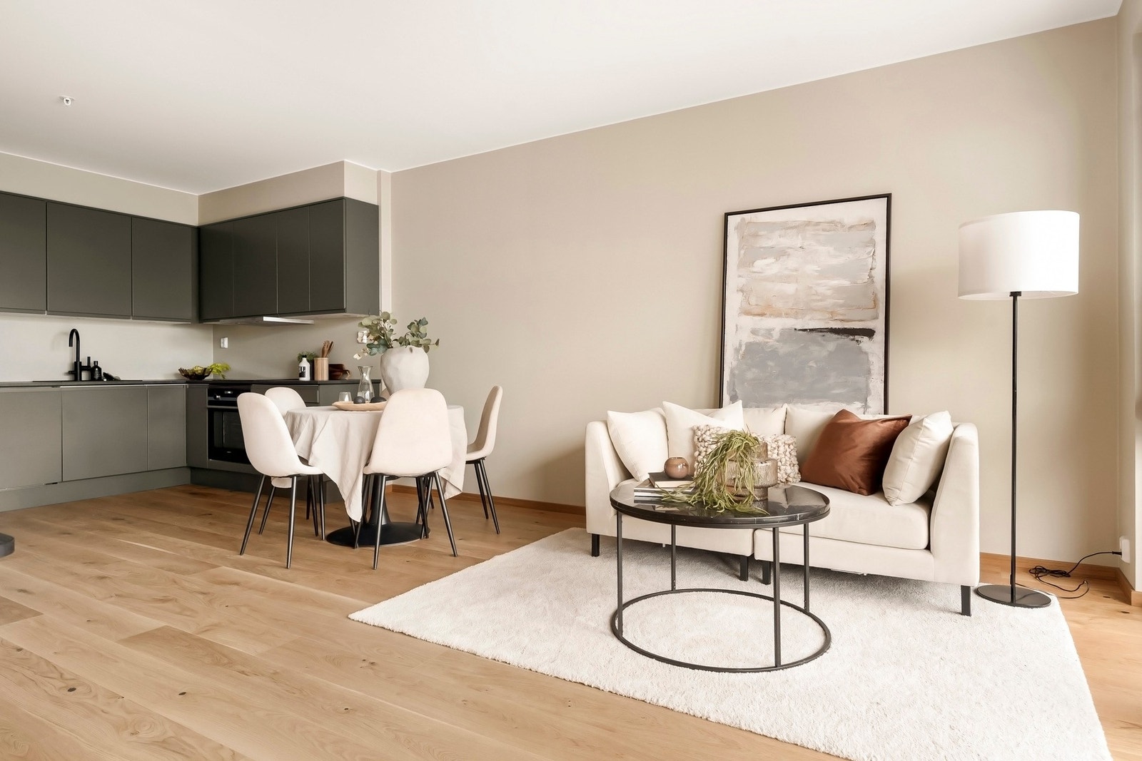 Stuen har åpen løsning mot kjøkkenet. Dette gjør at de ulike sonene glir naturlig over i hverandre og skaper et åpent og sosialt hjem. Galleribilde