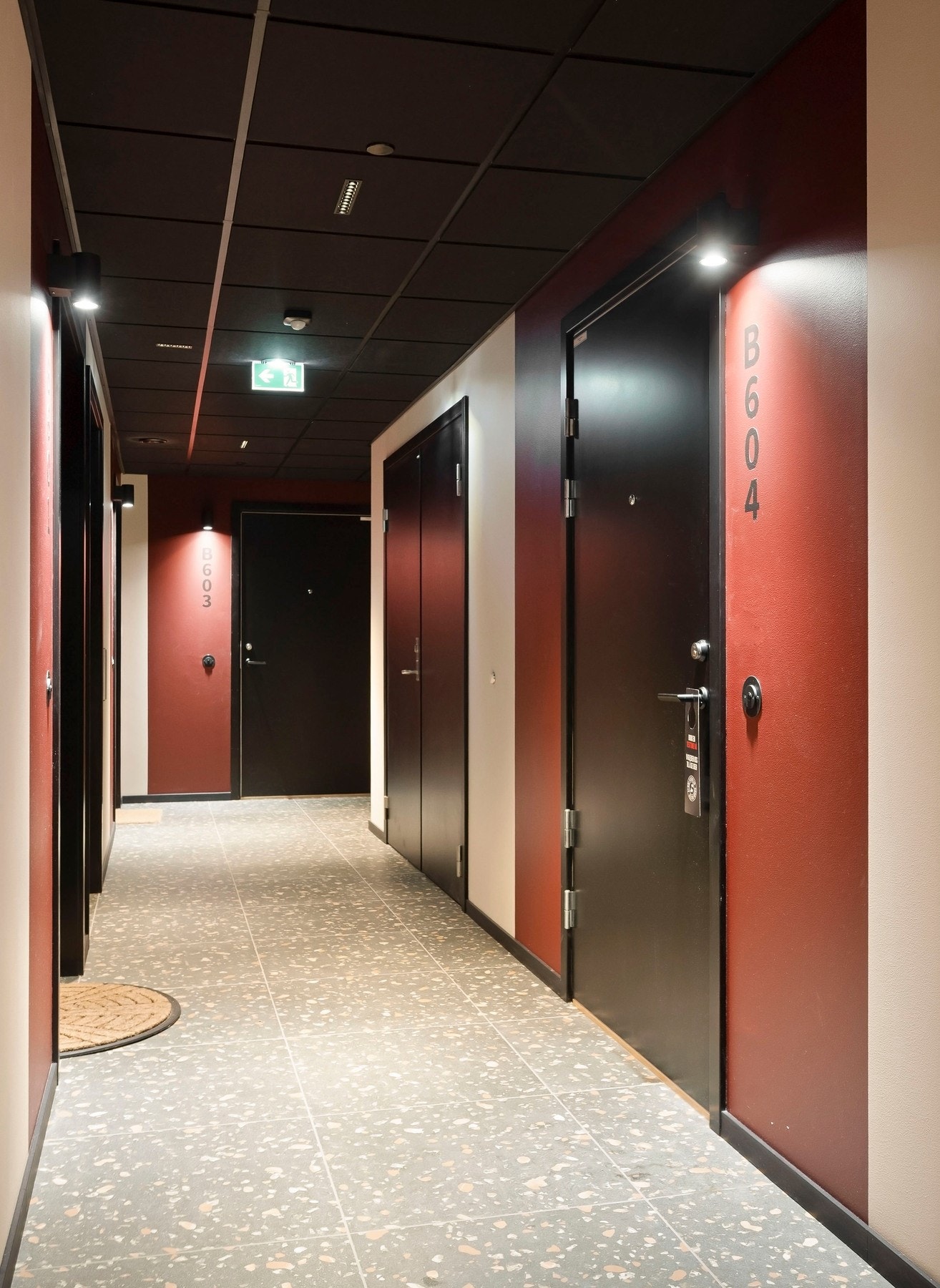 Felles trappeoppgang med moderne fliser og farger. Galleribilde