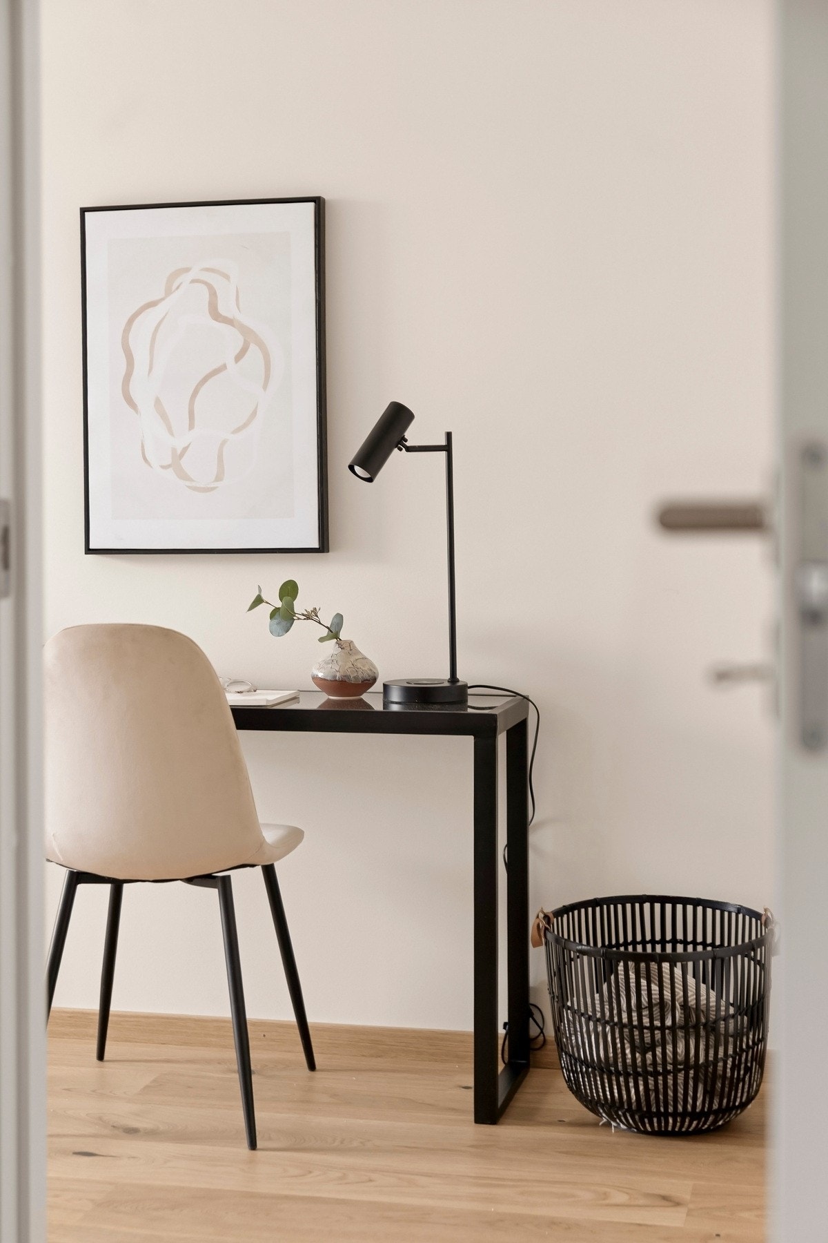 Lyst og trivelig hjemmekontor. Galleribilde