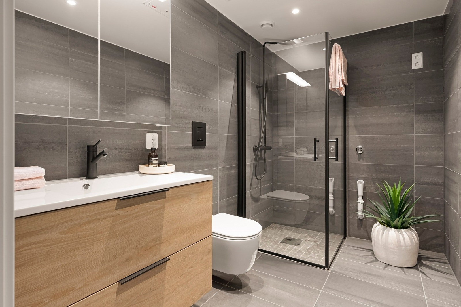 Badet har moderne farger og materialer - en flott sted å starte dagen. Galleribilde