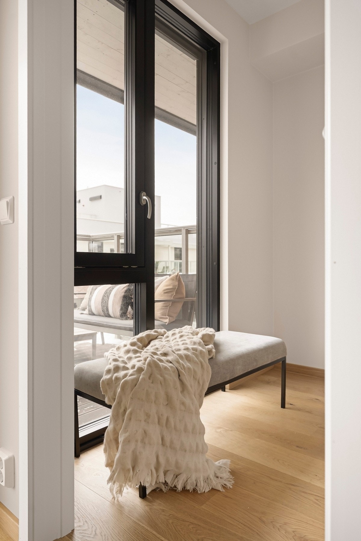 Det er store vindusflater på soverommet også. Det er solskjerming på vinduene i stuen og begge soverom. Galleribilde