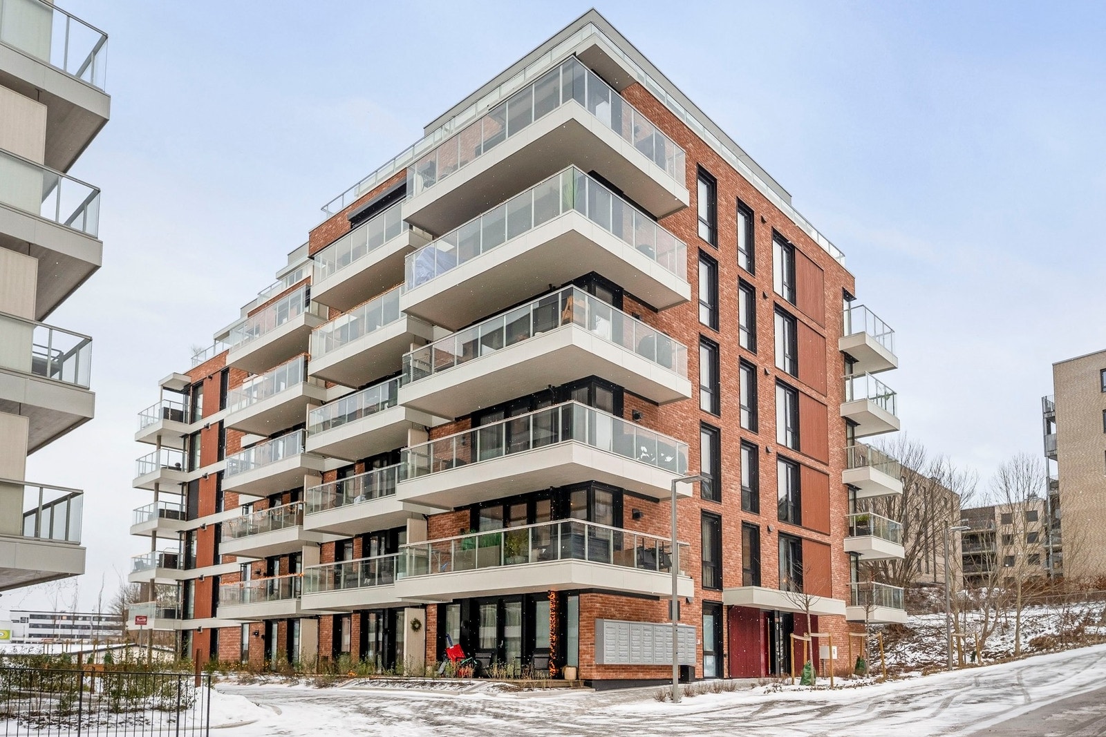 Ensjøparken boligsameie sto ferdig i 2025. Byggene har moderne fasader og det er flotte fellesarealer mellom byggene. Galleribilde