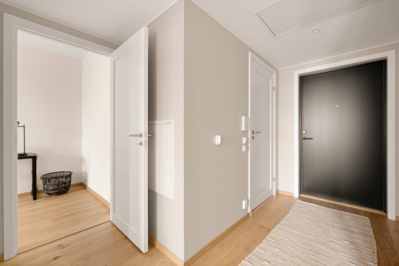 Det første som møter oss i leiligheten er en entré med plass til å henge av seg ytterklær og sette fra seg sko. Galleribilde