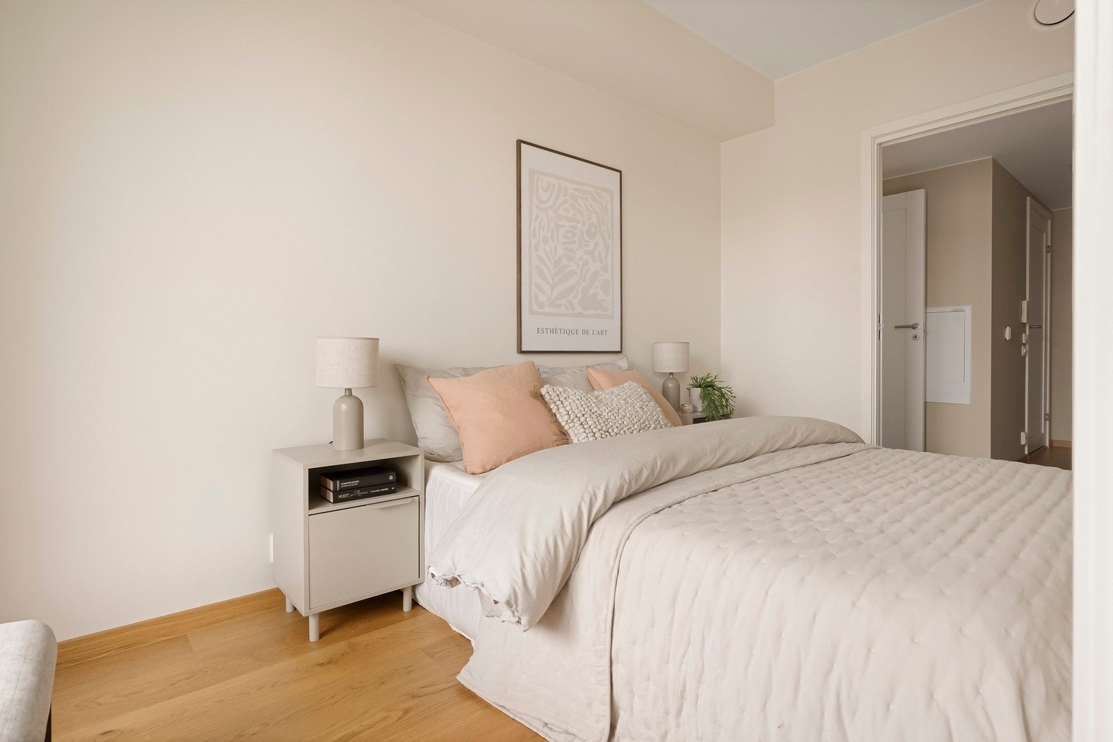 Her er det plass til dobbeltseng med tilhørende nattbord samt oppbevaringsmøbler. Galleribilde