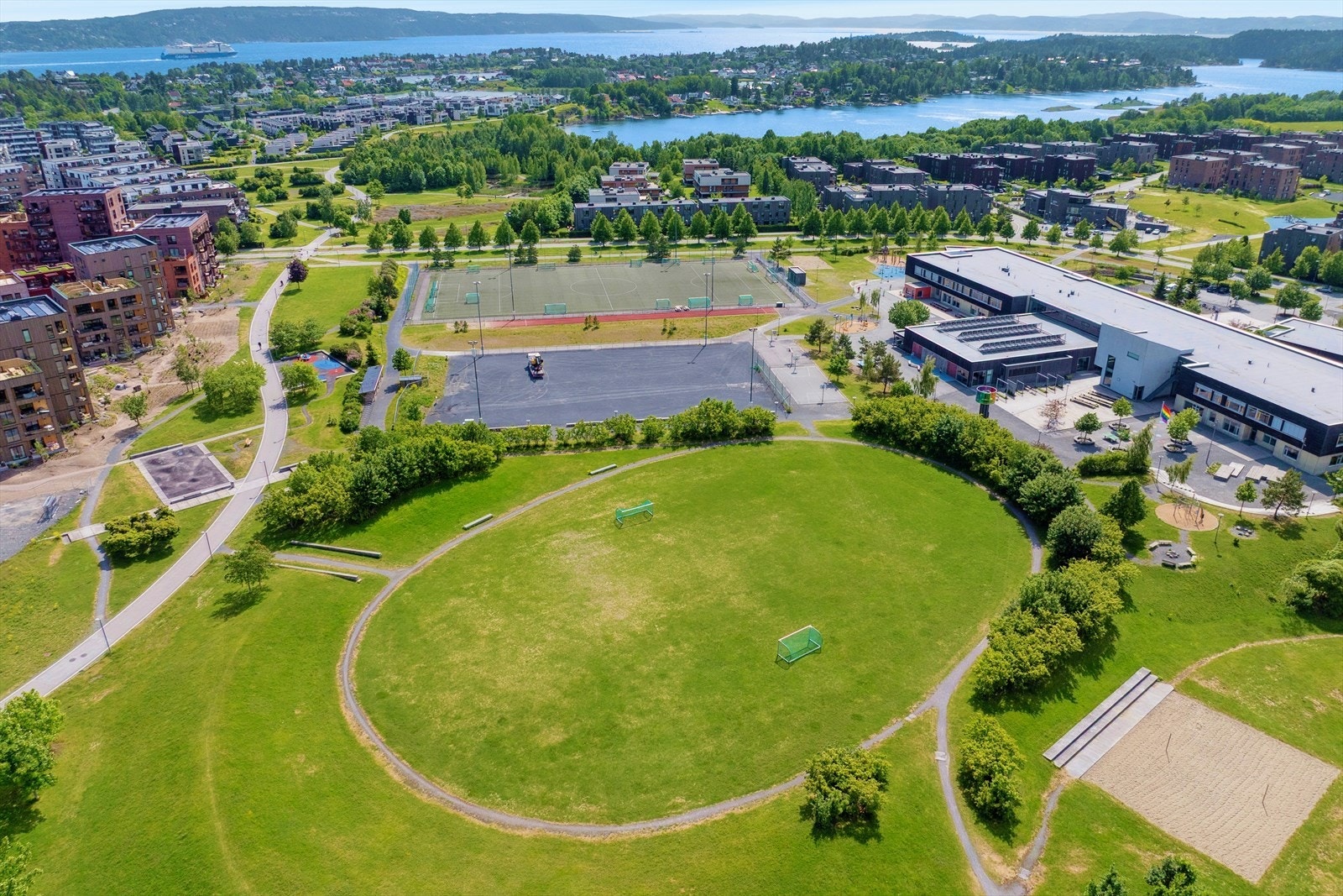 Ved parken ligger Storøya skole samt Oksenøya skole. Man skal lete lenge etter et mer bilfritt og barnevennlig boområde! Galleribilde