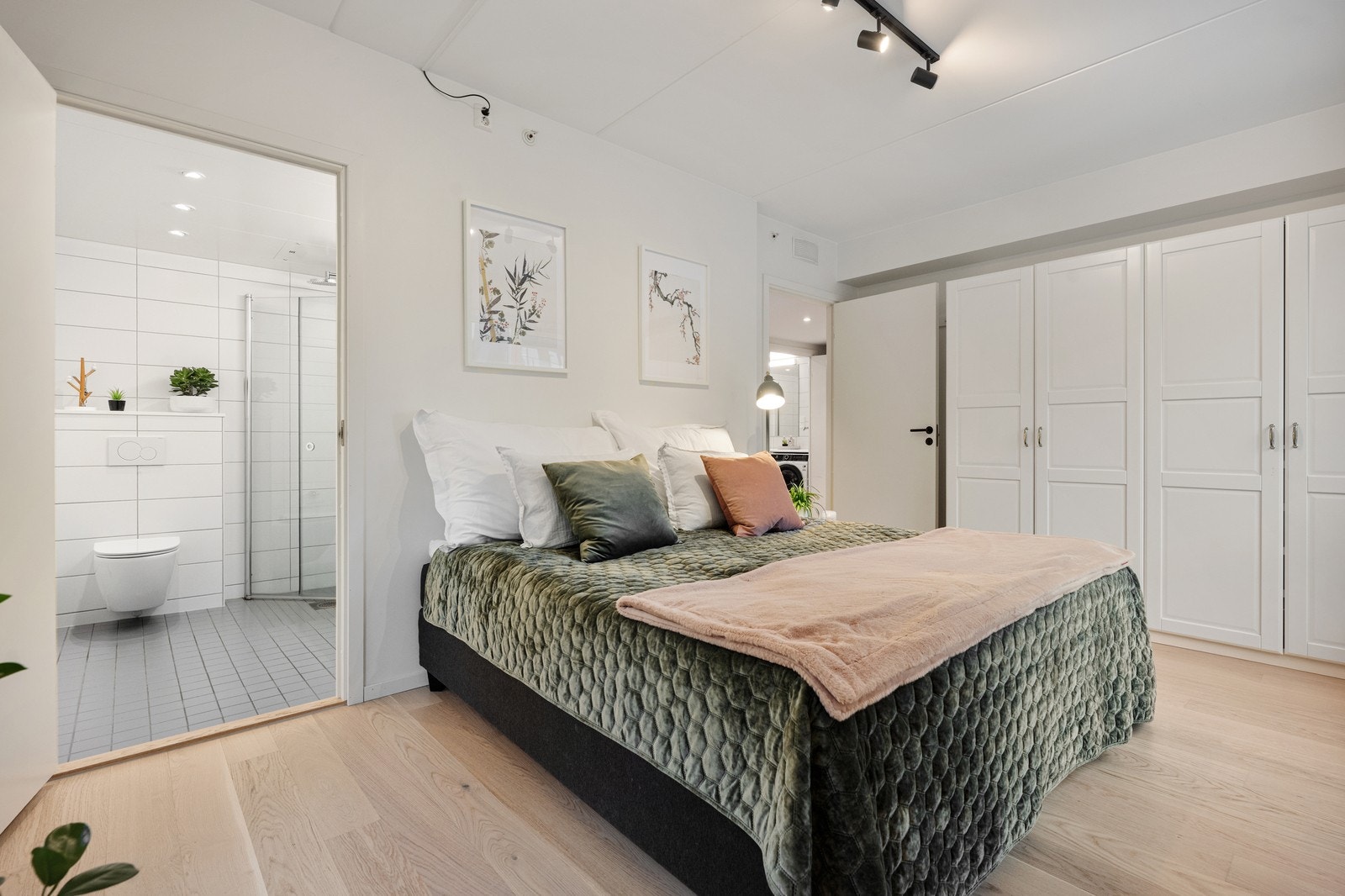 Soverommet byr på ekstra komfort med direkte adgang til eget bad. Galleribilde