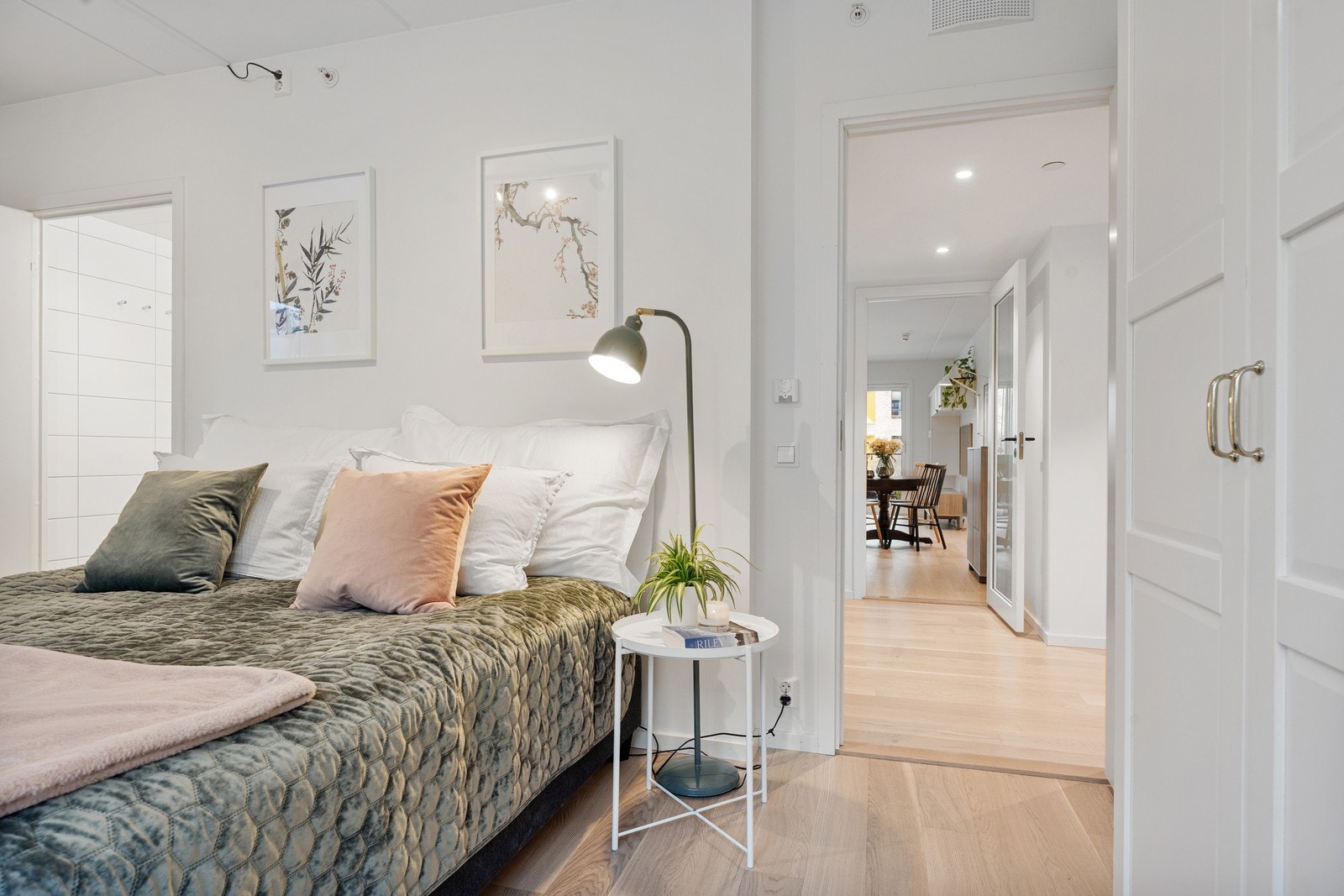 Det største soverommet har adkomst fra gangen. Her får du god plass plass til dobbeltseng og garderobeløsning. Galleribilde