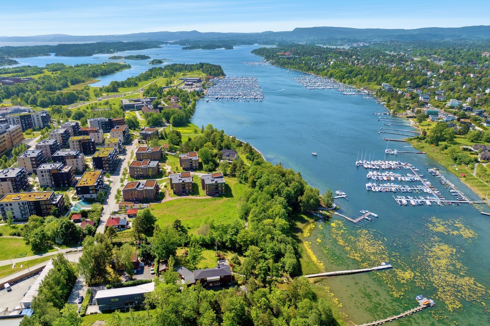 Området tilbyr nærhet til marinaen, med enkel tilgang til båtplasser og rekreasjonsmuligheter ved vannet. Galleribilde