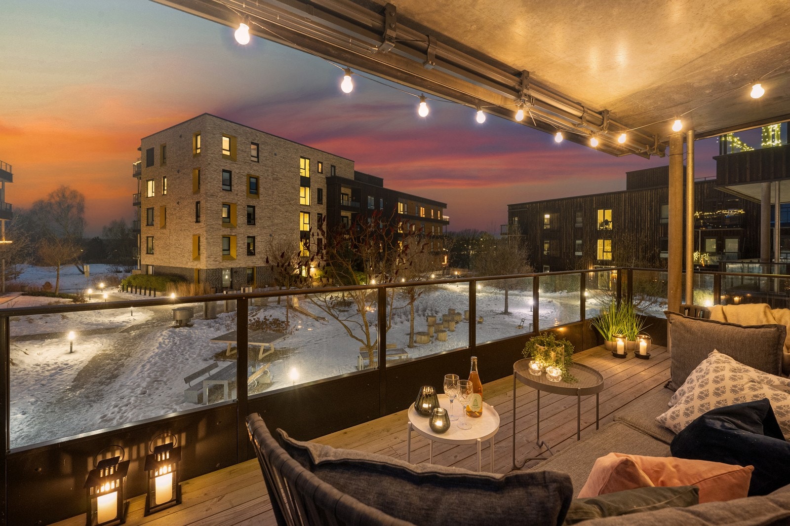 På balkongen kan du nyte både solrike dager med påfølgende stemningsfulle kvelder. På sommeren sitter man her med den sene kveldssolen etter å ha vært på Storøya badestrand. Galleribilde