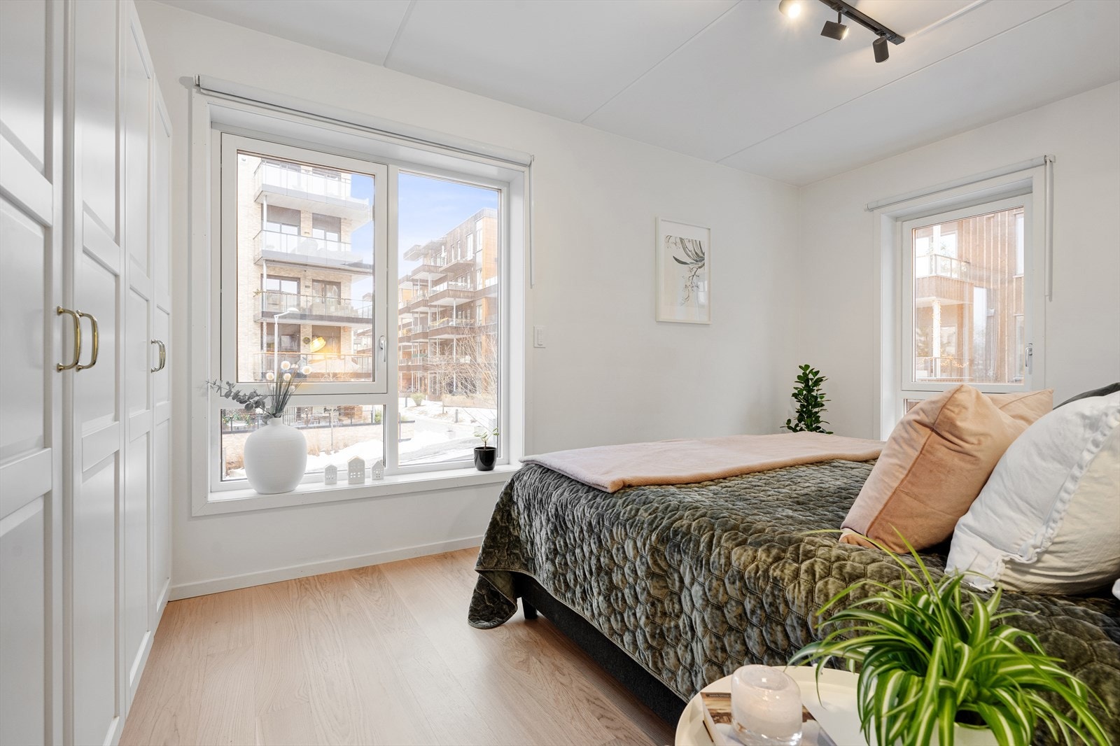 Stort hovedsoverom med baderom ensuite. God plass til garderobeløsning som naturligvis medfølger. Galleribilde