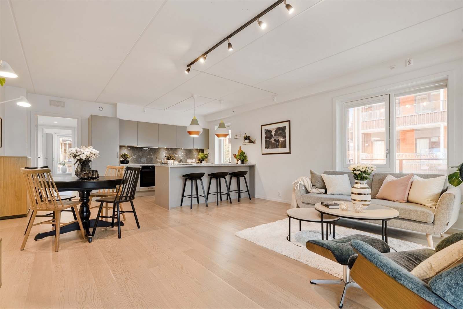 Det er vannbåren gulvvarme og balansert ventilasjon m/varmegjenvinning. Et behagelig og temperert inneklima året rundt! Galleribilde