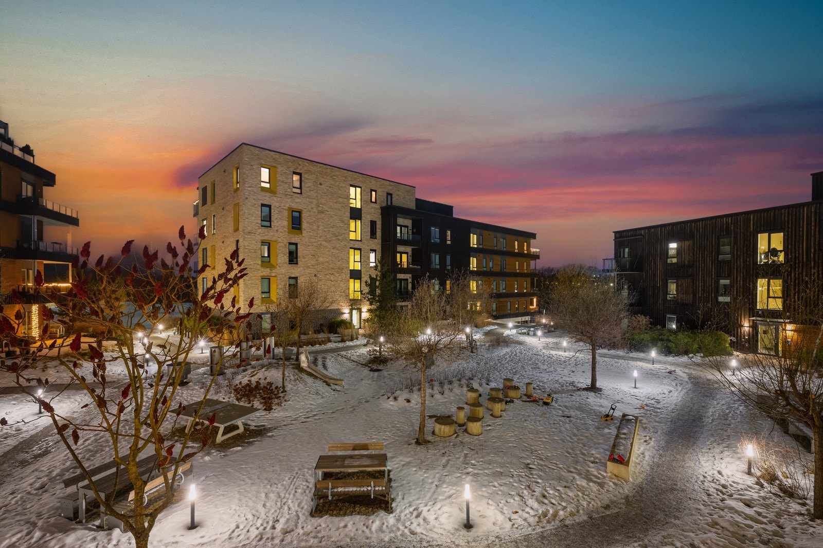 Oksenøya byr på moderne bebyggelse, vakker natur og et hyggelig nabolagsmiljø og omtales som "landet" på Fornebu med god grunn! Galleribilde