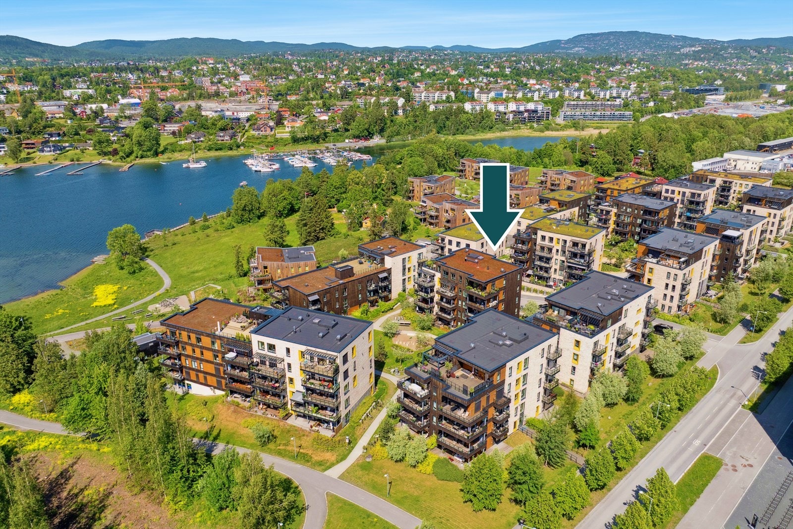 Boligområdet preges av moderne leilighetsbygg med grønne omgivelser og kyststier. Galleribilde