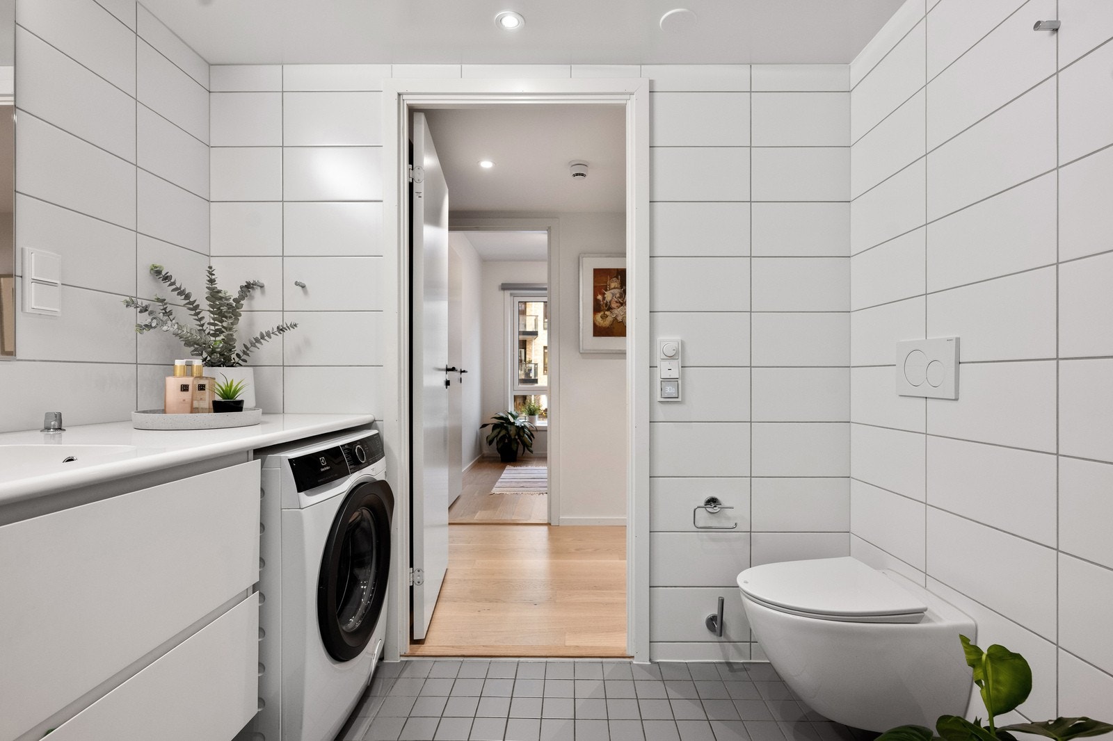 El.varmekabler i gulv og downlights. En meget praktisk detaljer med badet er den lange benkeplaten som muliggjør lagring/arbeidsflate. Galleribilde