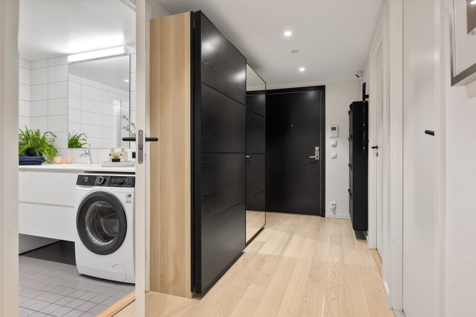 Fra gangen er det videre adkomst til et baderom. Gangen har godt med lagringsplass i tilpasset garderobeskap og skohylle. Galleribilde