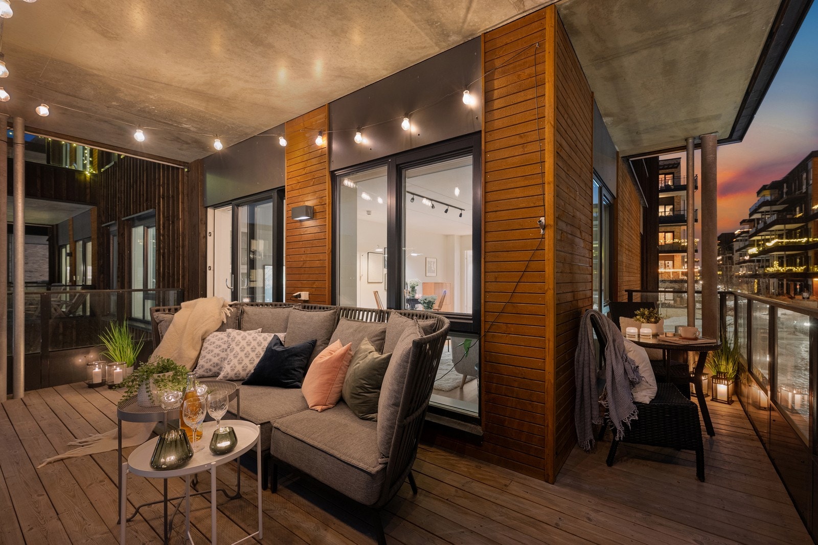 Med balkong som går rundt hushjørnet gir det god plassfølelse og ikke minst innredningsmulighetene er større. Galleribilde