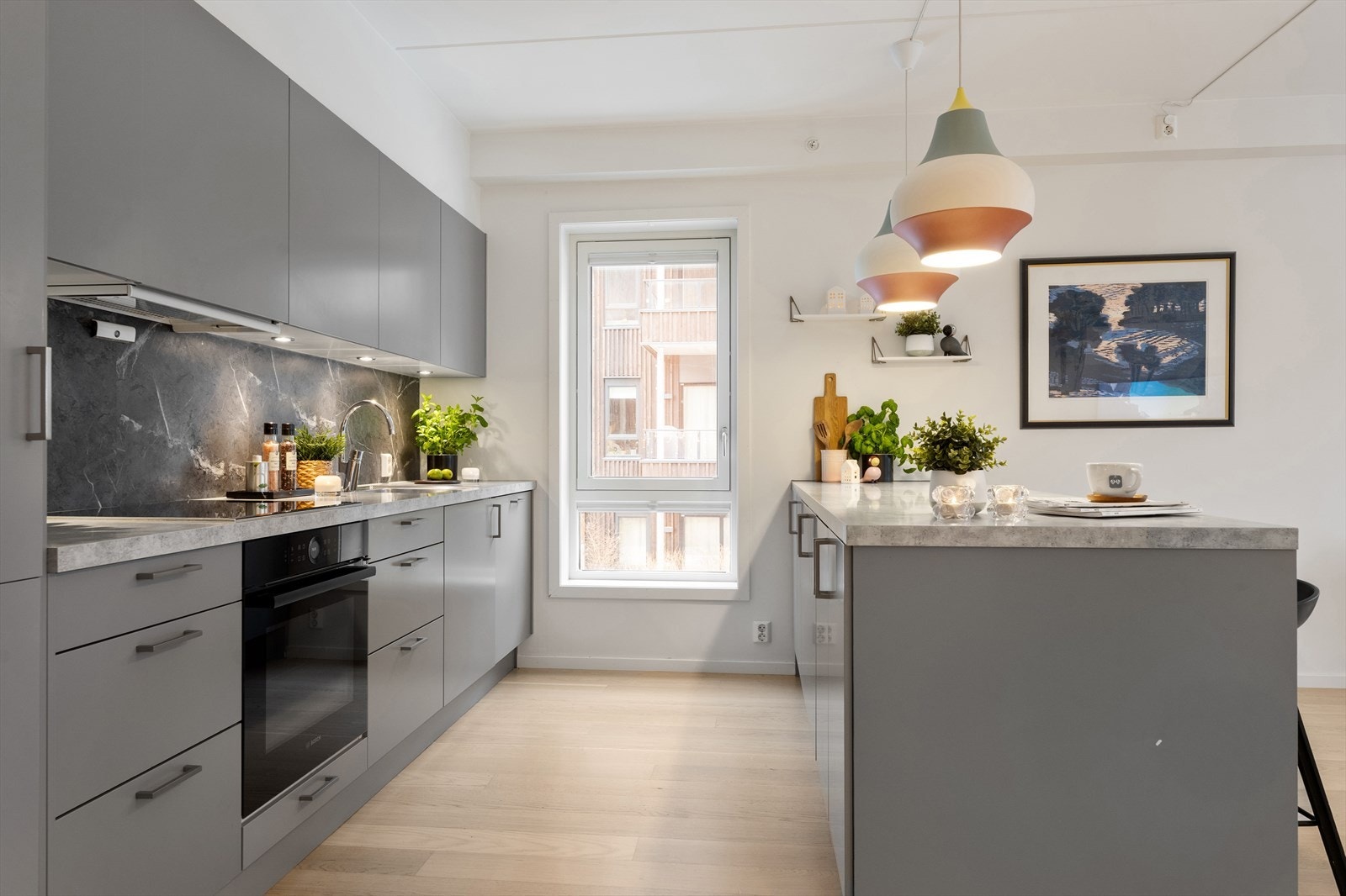 Kjøkkenet har en moderne innredning med glatte fronter og laminat benkeplate. Galleribilde