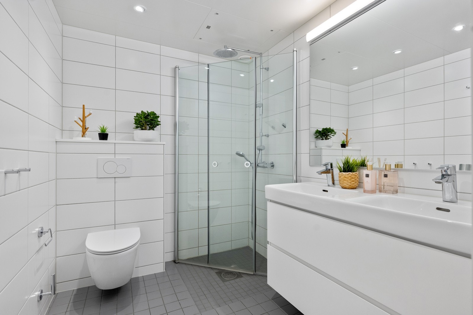 Meget praktisk med stor innredning og dobbel vask. Morgenstellet har aldri gått fortere unna og du trenger aldri vente på ledig bad igjen! Galleribilde