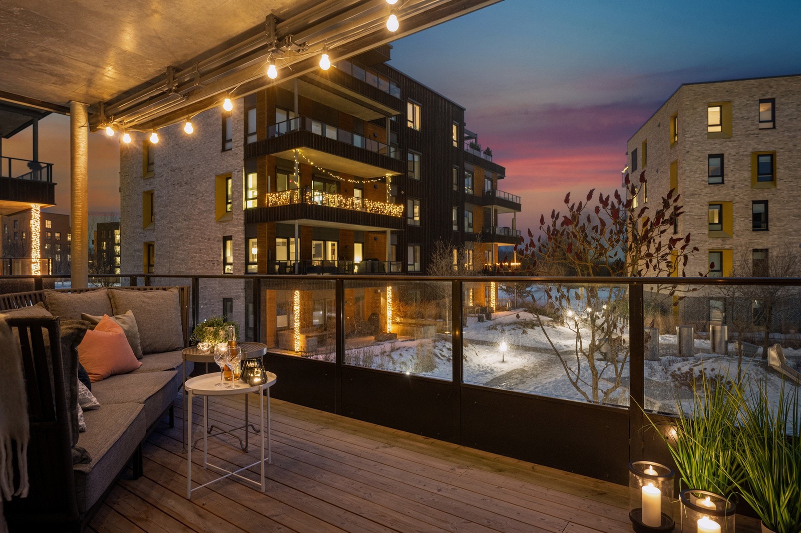 Alt du trenger innenfor få minutters avstand. Det være seg buss til byen, Oksenøya skole, butikker på Fornebu S eller kyststiene/parken! Galleribilde