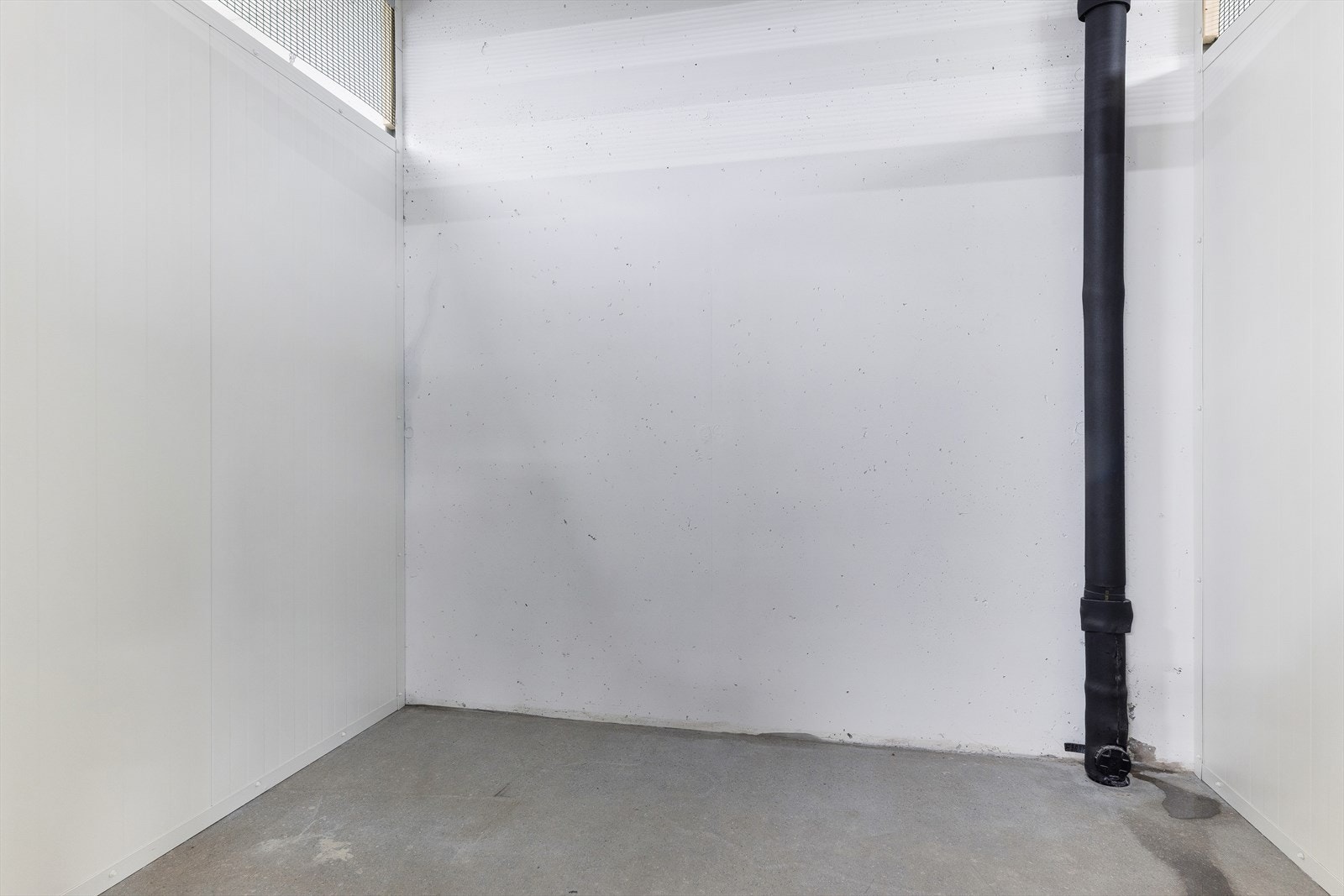 Bod i bakkant av parkeringsplass Galleribilde