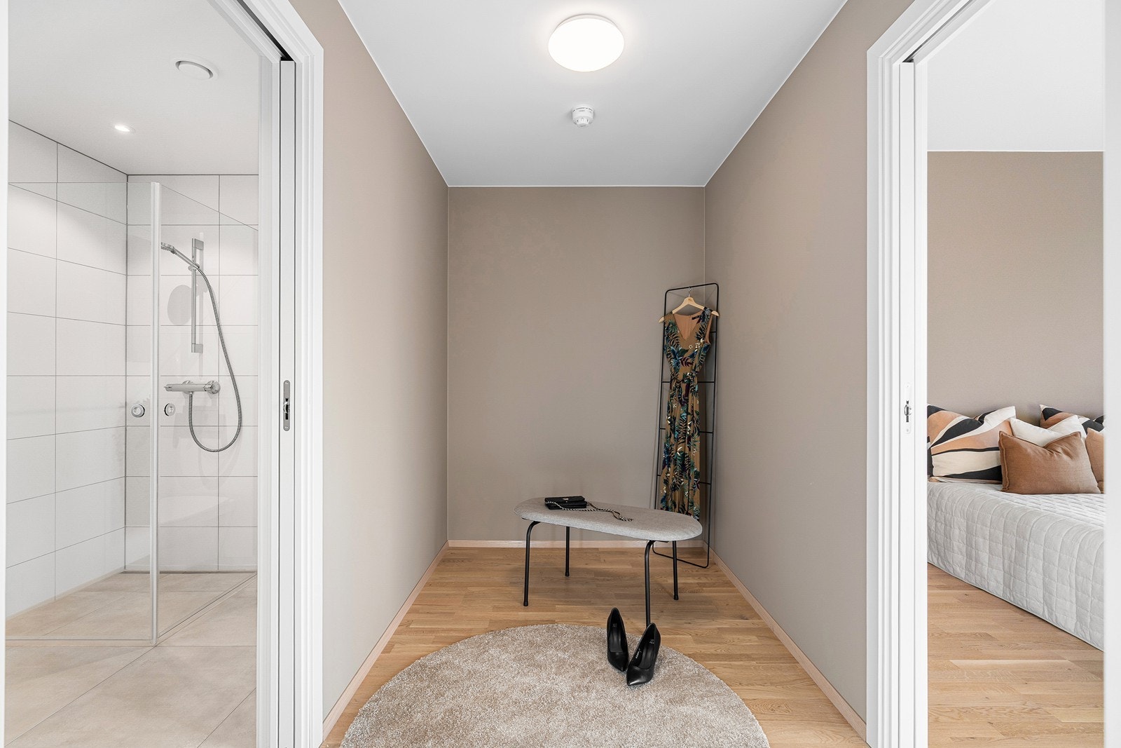 Garderoberom i forbindelse med hovedsoverom Galleribilde