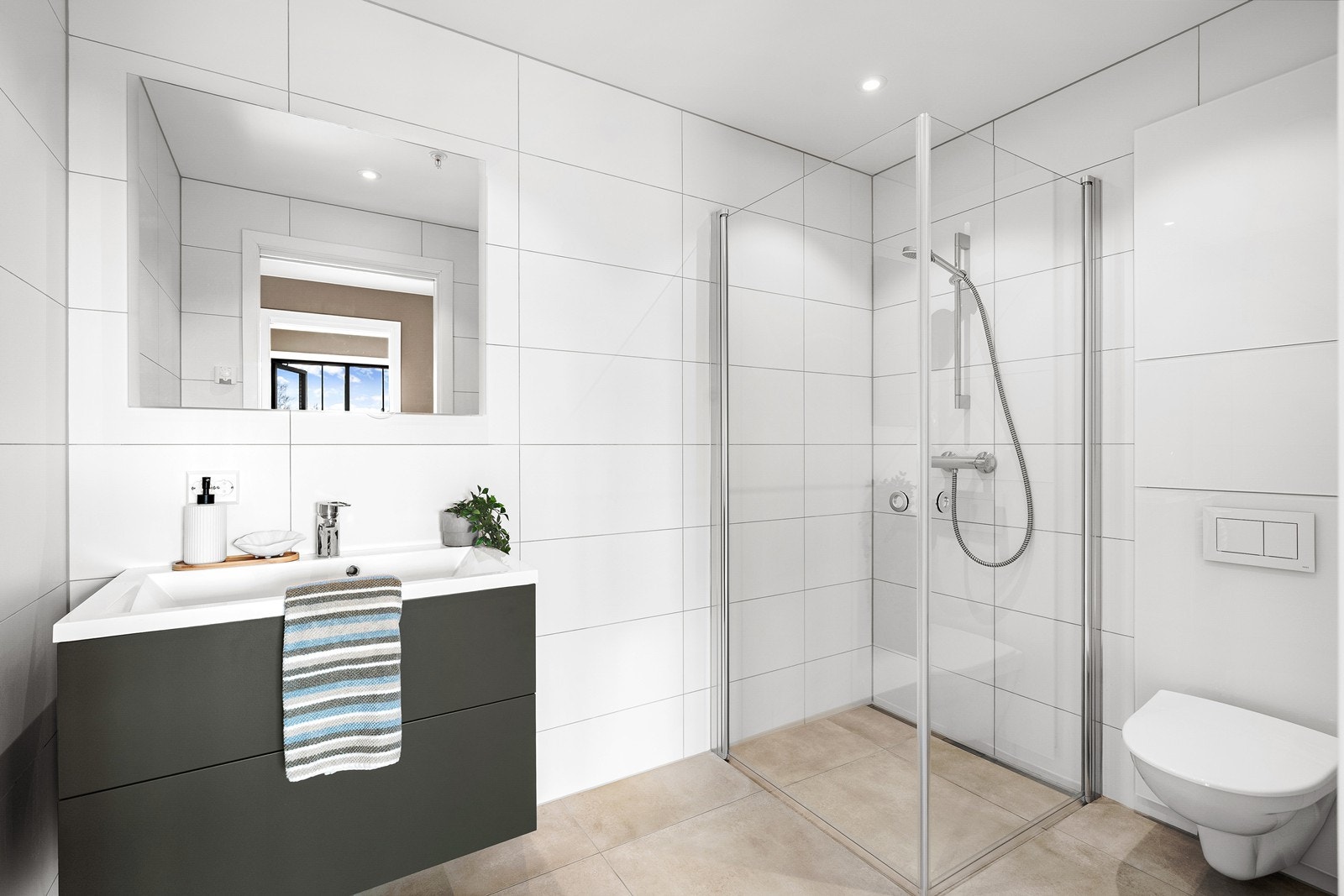 Bad med fliser på gulv og vegg - spotter i tak til belysning Galleribilde