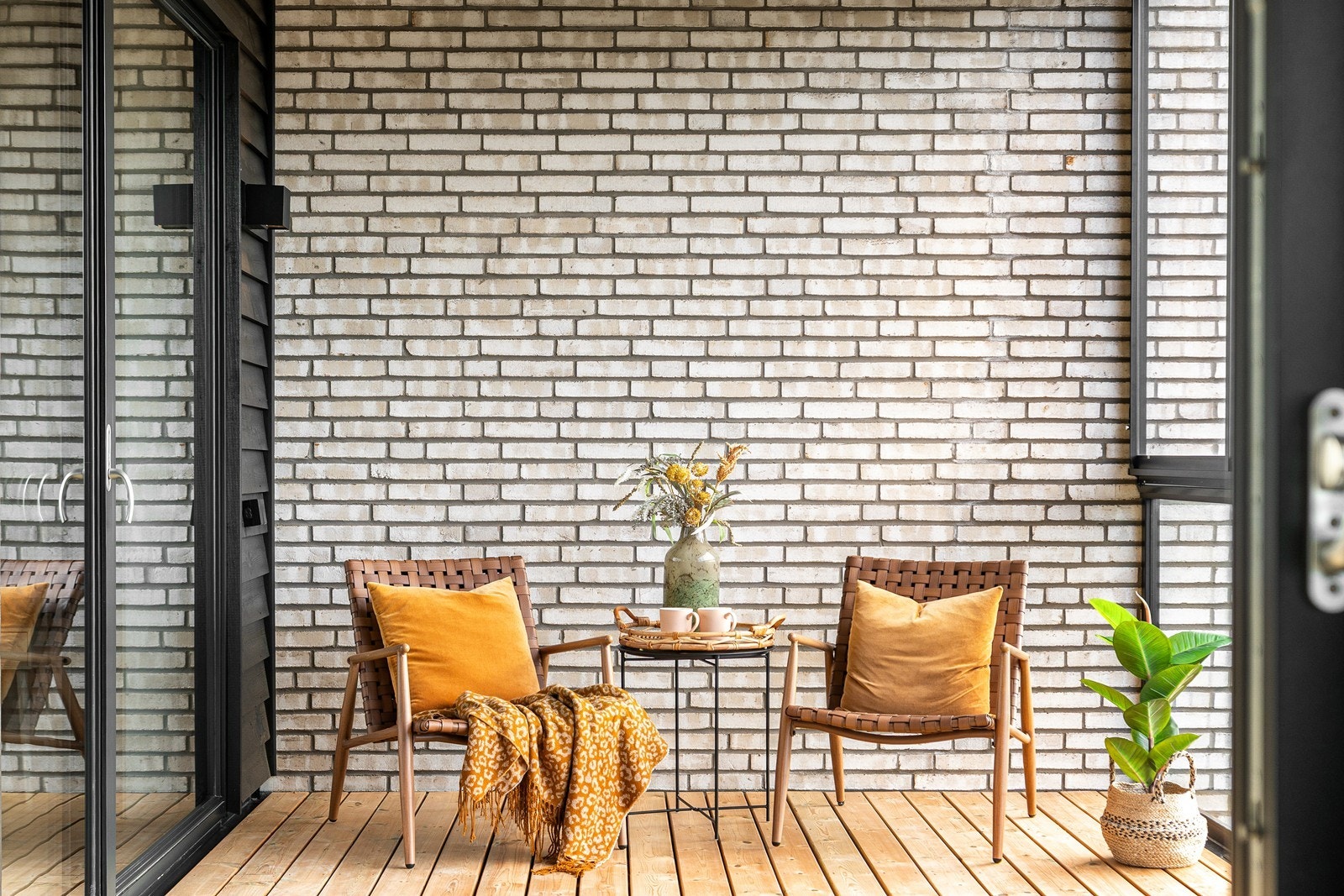 Fin kombinasjon med mørk kleding og teglstein Galleribilde