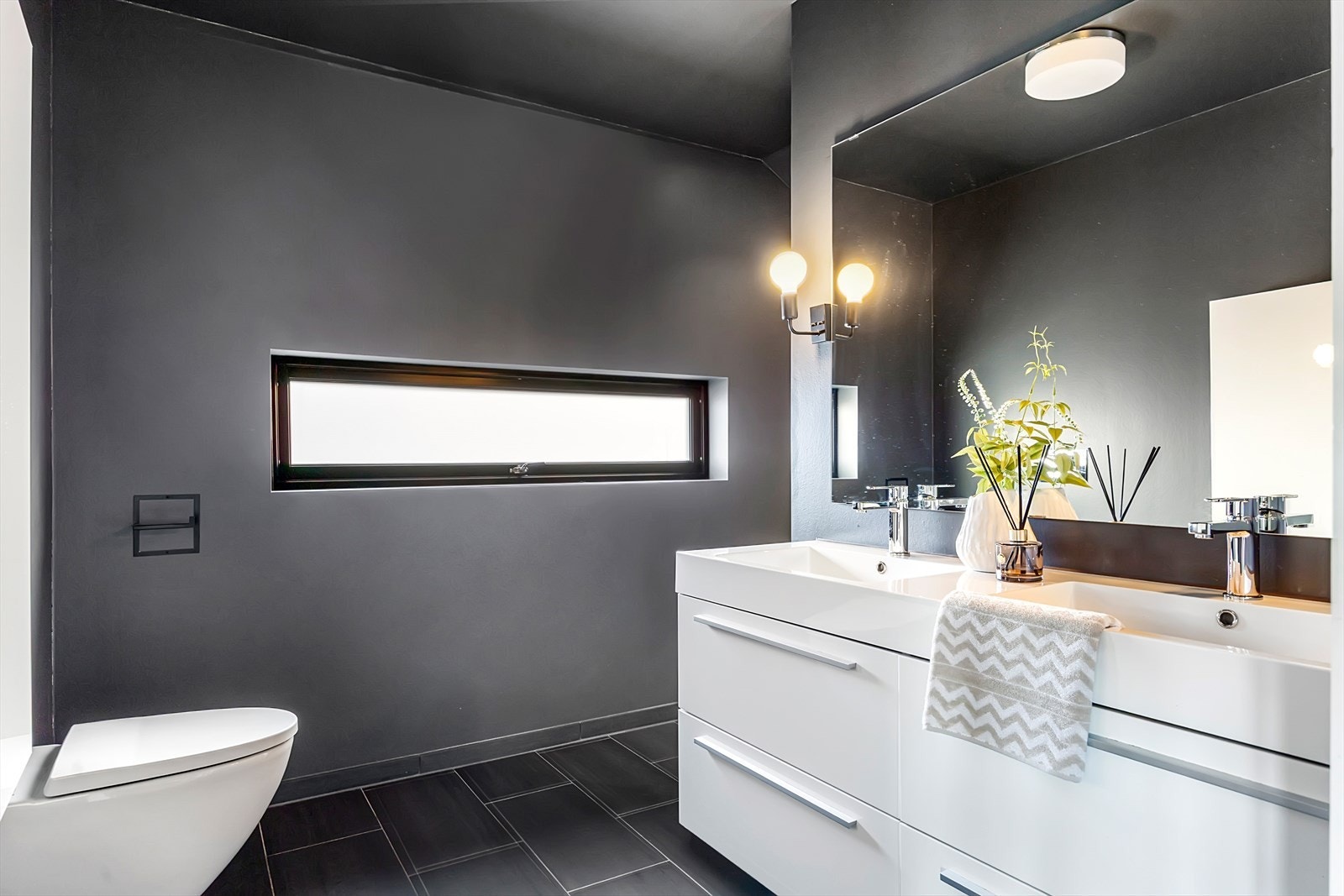 Badet i andre etasje er designet med dobbel servant, vegghengt toalett, dusjløsning og håndkletørker med vannbåren varme - en luksuriøs detalj som legger til rette for ekstra komfort. Galleribilde