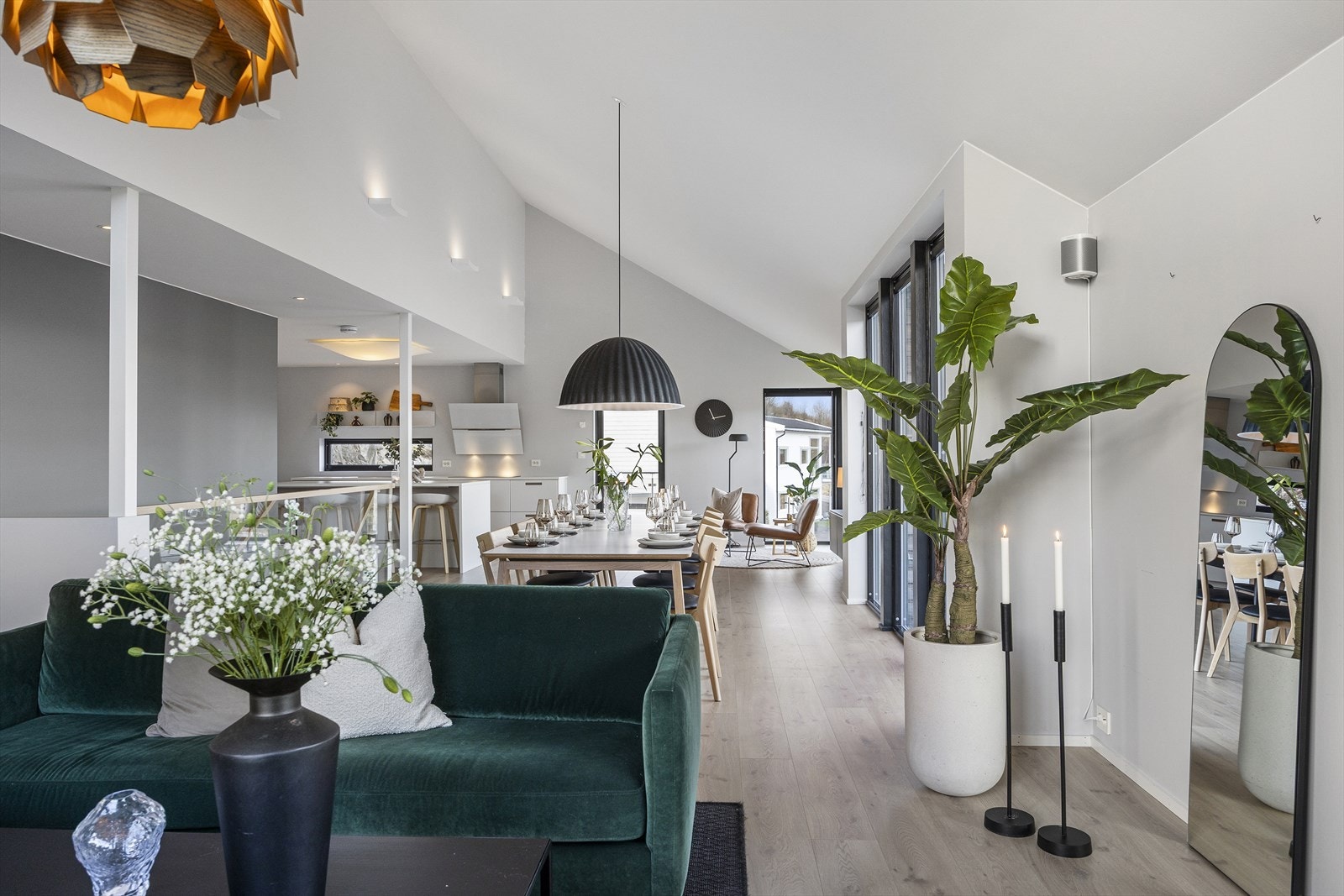 Stue med plass til sofagruppe, spisebord og sittegruppe. Galleribilde