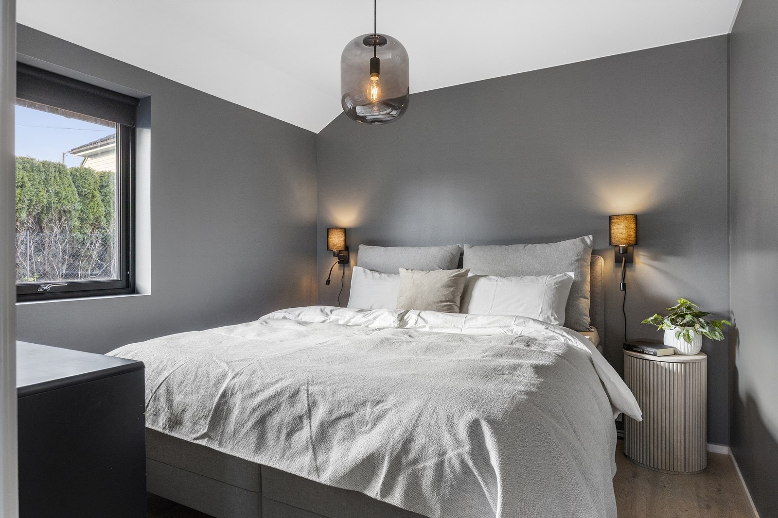 Hovedsoverommet i andre etasje er spesielt innbydende, med tilknyttet walk-in garderobe og direkte inngang til badet. Galleribilde