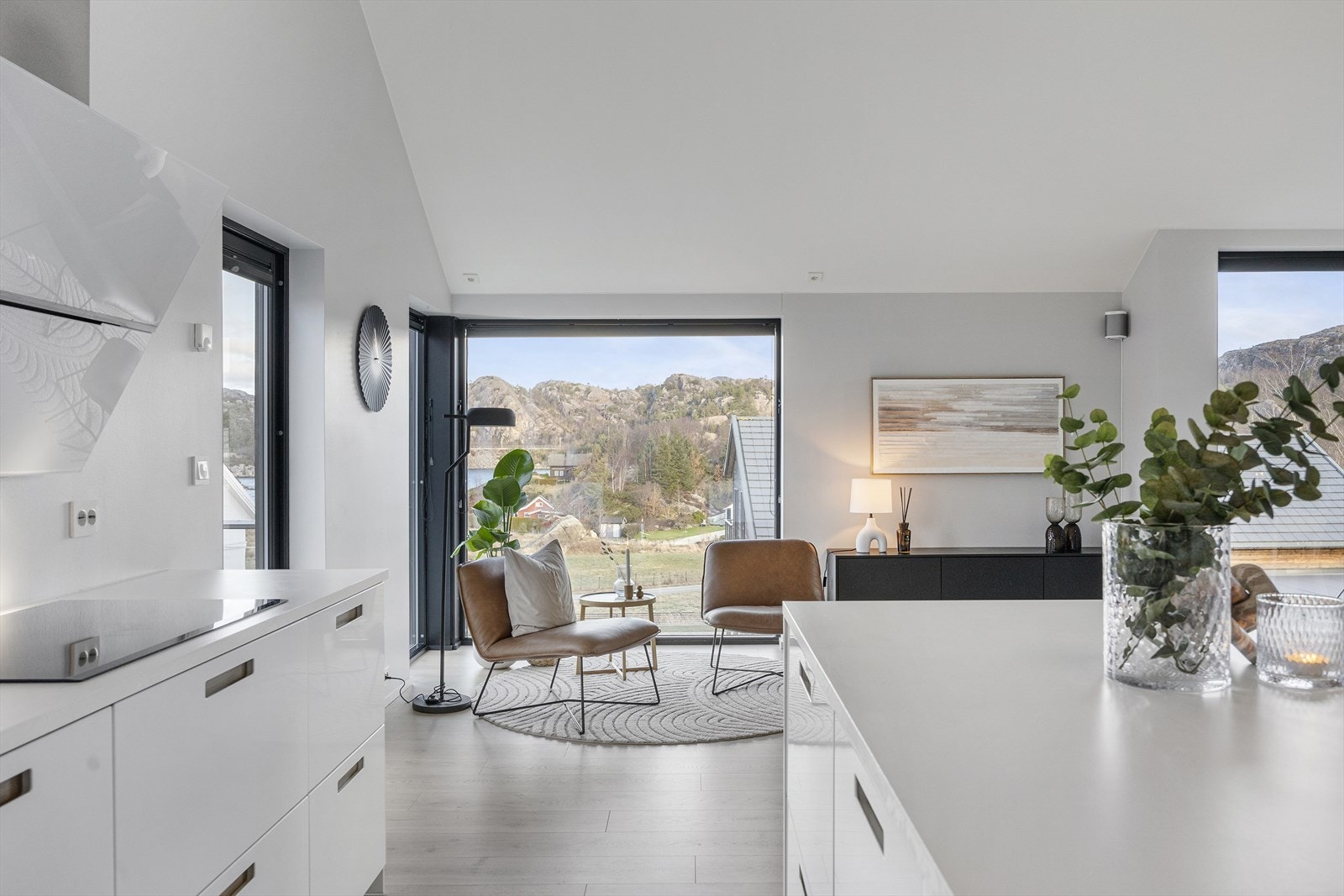 Den åpne løsningen mot stuen skaper en sosial sone - perfekt for middagslaging mens en opprettholder kontakten med familie eller gjester Galleribilde