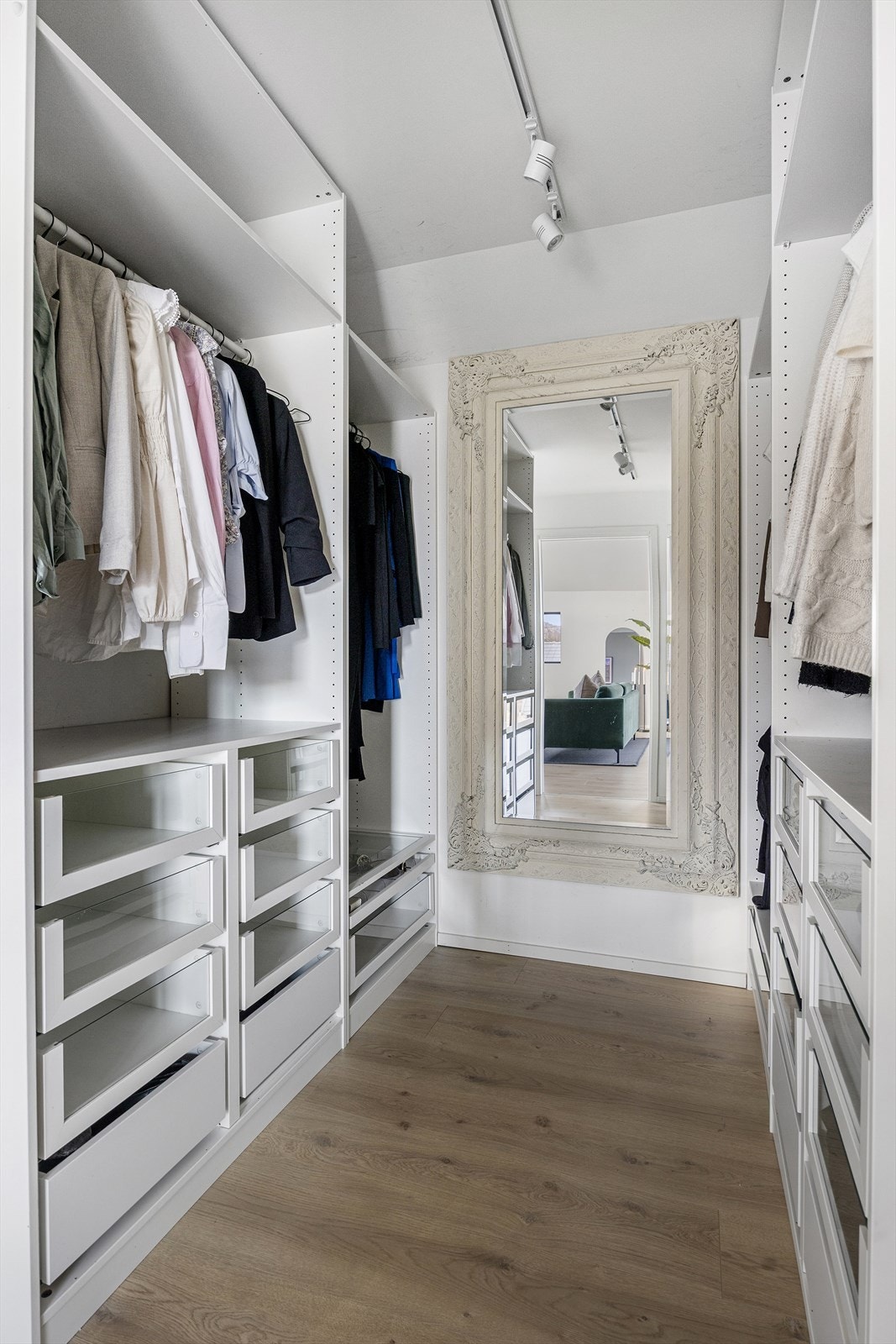 Garderobe med inngang fra hovedsoverommet. Galleribilde