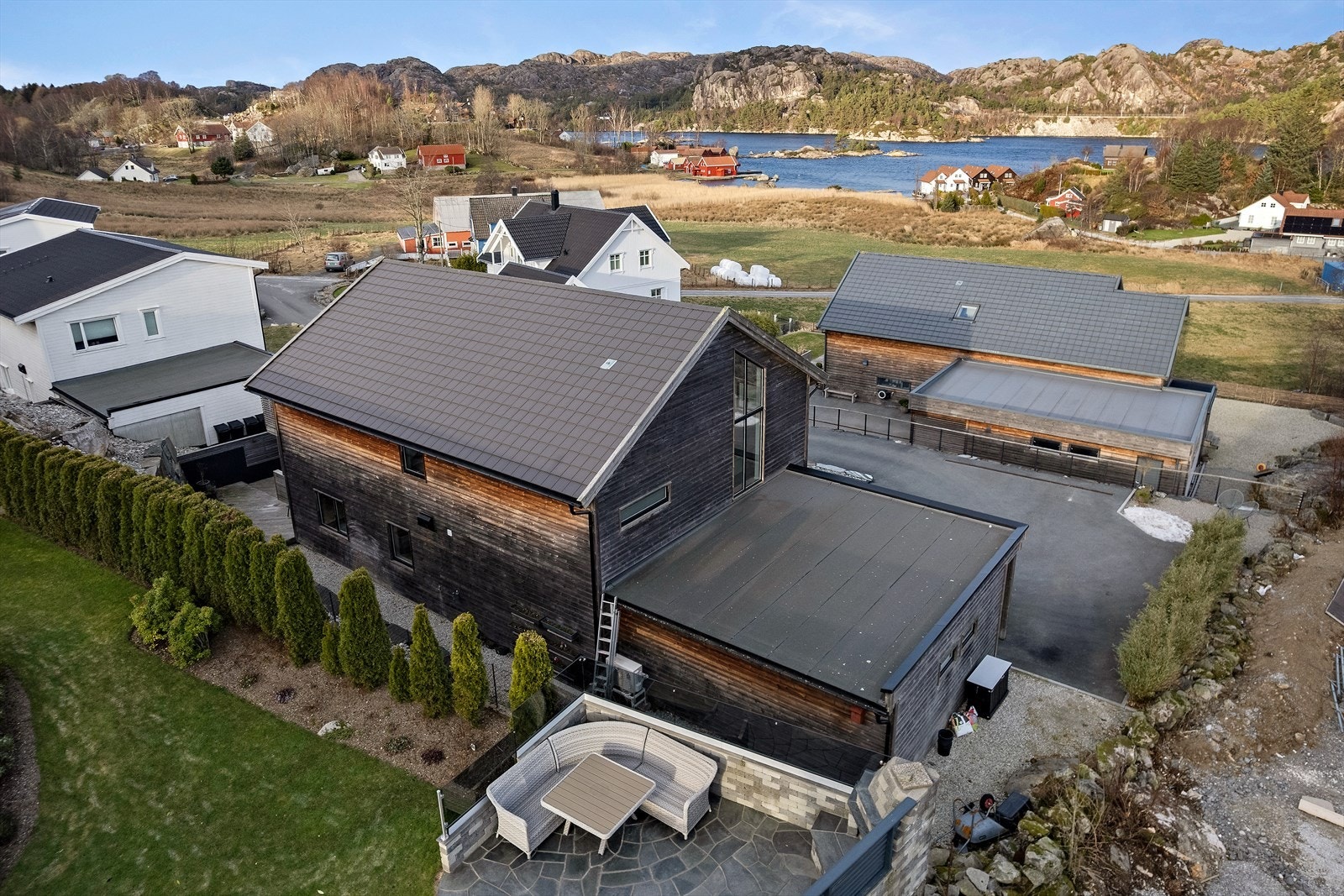 Basthaugveien 21 ligger idyllisk til i et rolig og barnevennlig boligfelt på Eigerøy, rett utenfor Egersund. Galleribilde